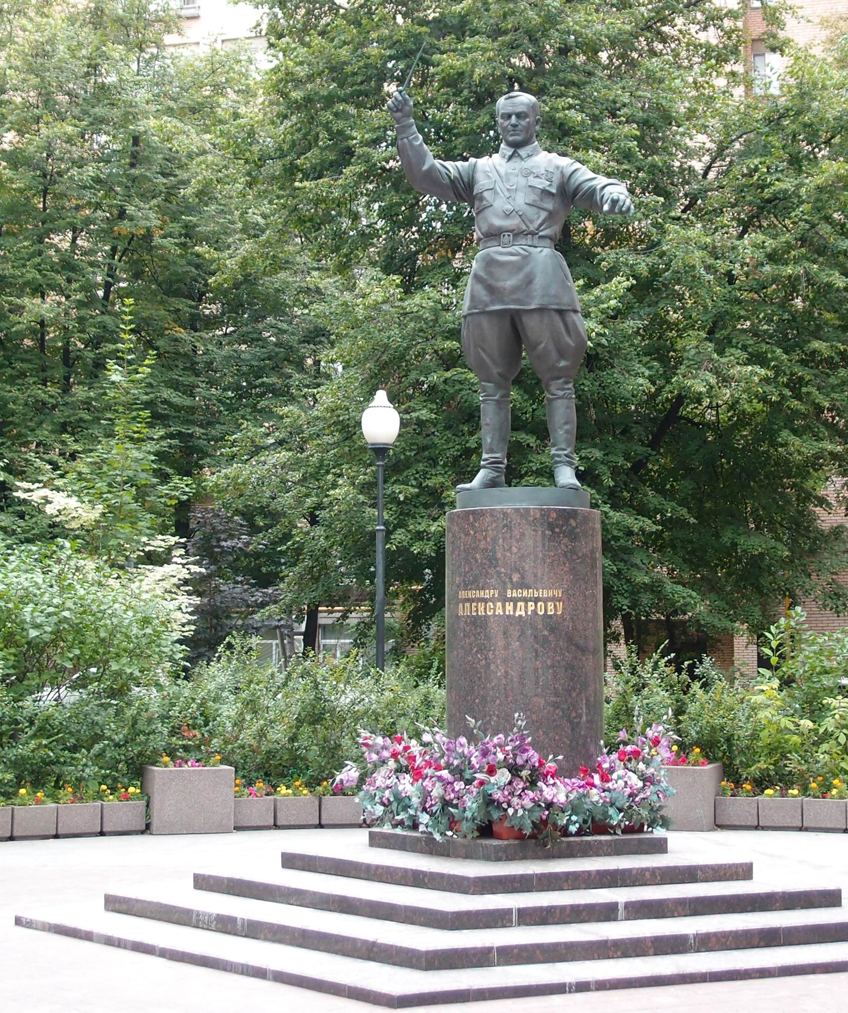 Памятник Александрову А.В. (1883–1946), ск. А.М.Таратынов, арх. М.В.Корси, в Земледельческом переулке, открыт в апреле 2013.