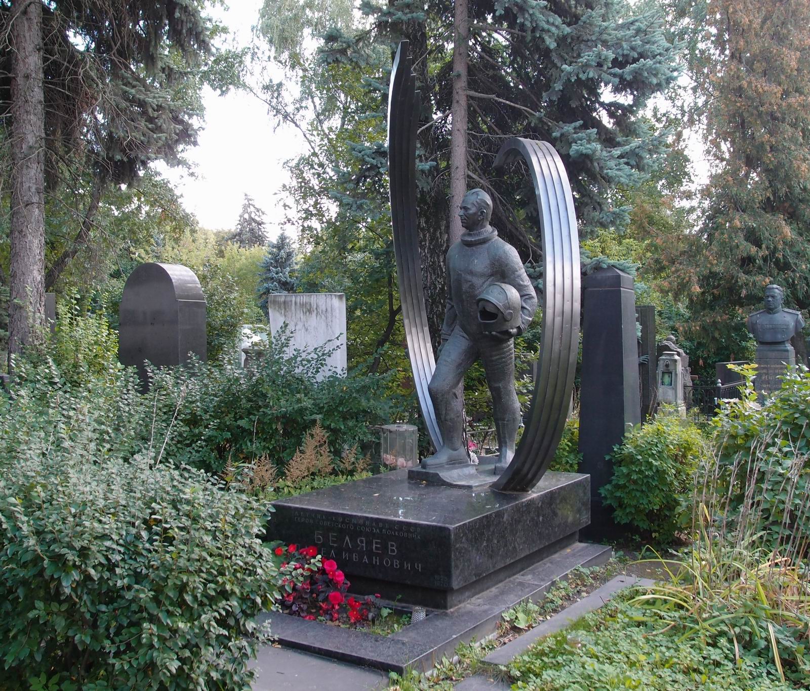 Памятник на могиле Беляева П.И. (1925–1970), ск. Г.Постников, Ю.Лапин, на Новодевичьем кладбище (3–64–15).