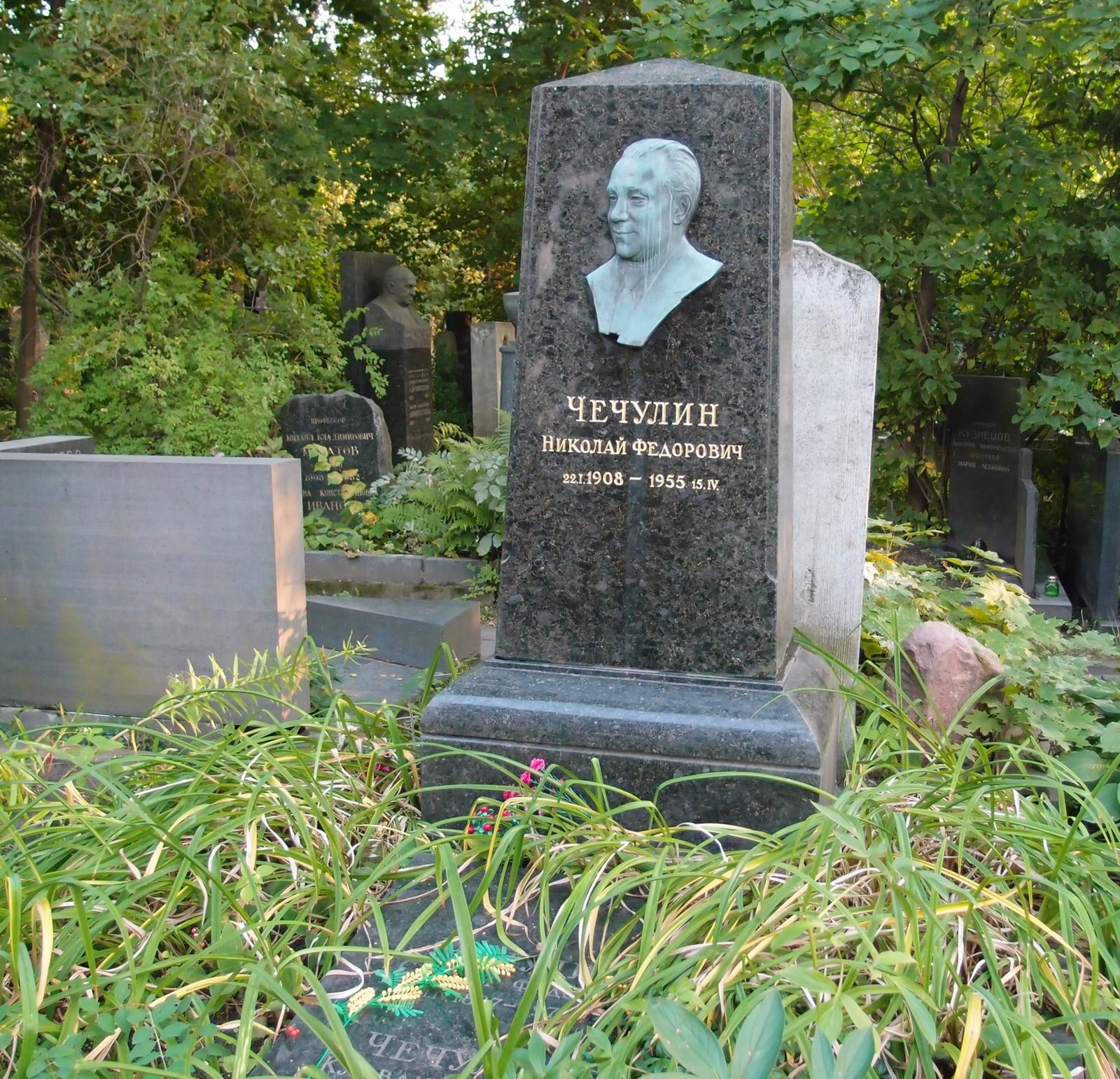 Памятник на могиле Чечулина Н.Ф. (1908–1955), на Новодевичьем кладбище (3–62–40).