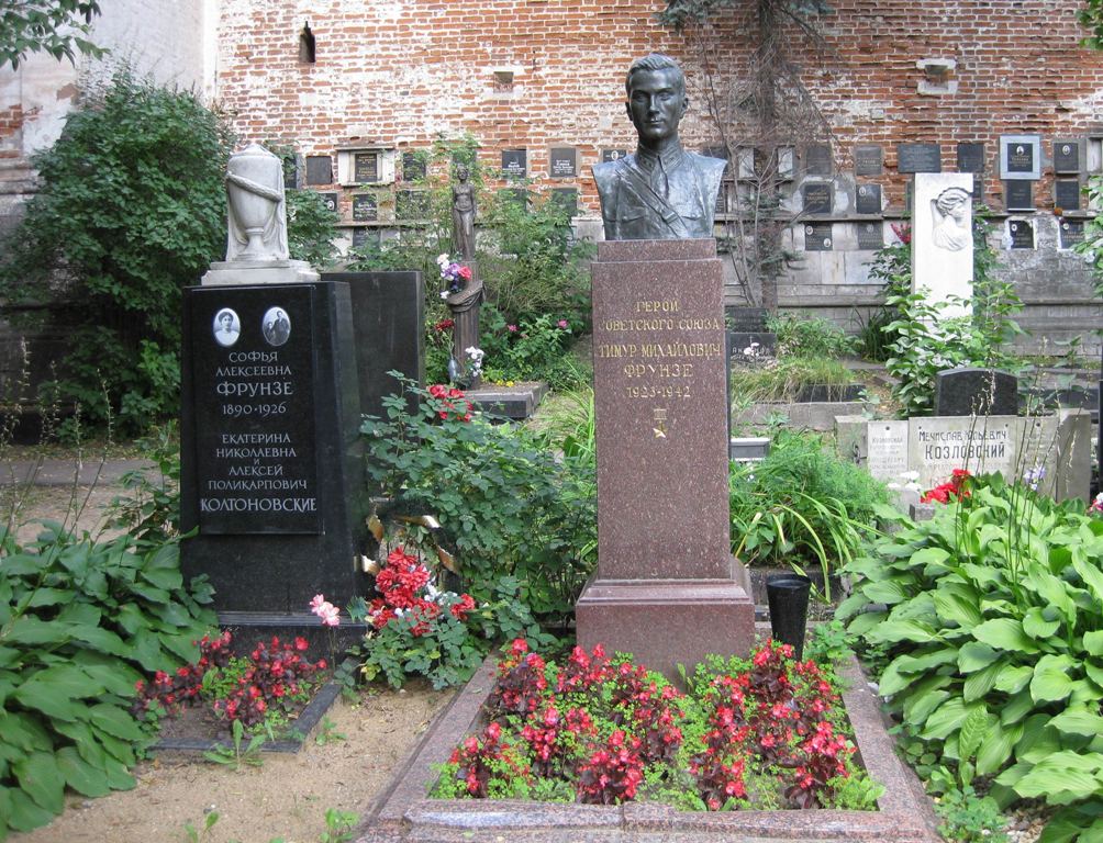 Памятник на могиле Фрунзе Т.М. (1923–1942), ск. И.Штробль, на Новодевичьем кладбище (3–63–37).