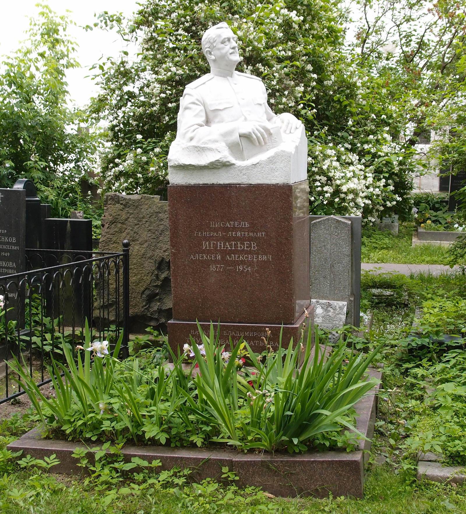 Памятник на могиле Игнатьева А.А. (1877–1954), ск. А.Елецкий, арх. В.Васнецов, на Новодевичьем кладбище (3–63–46). Нажмите левую кнопку мыши чтобы увидеть фрагмент памятника.