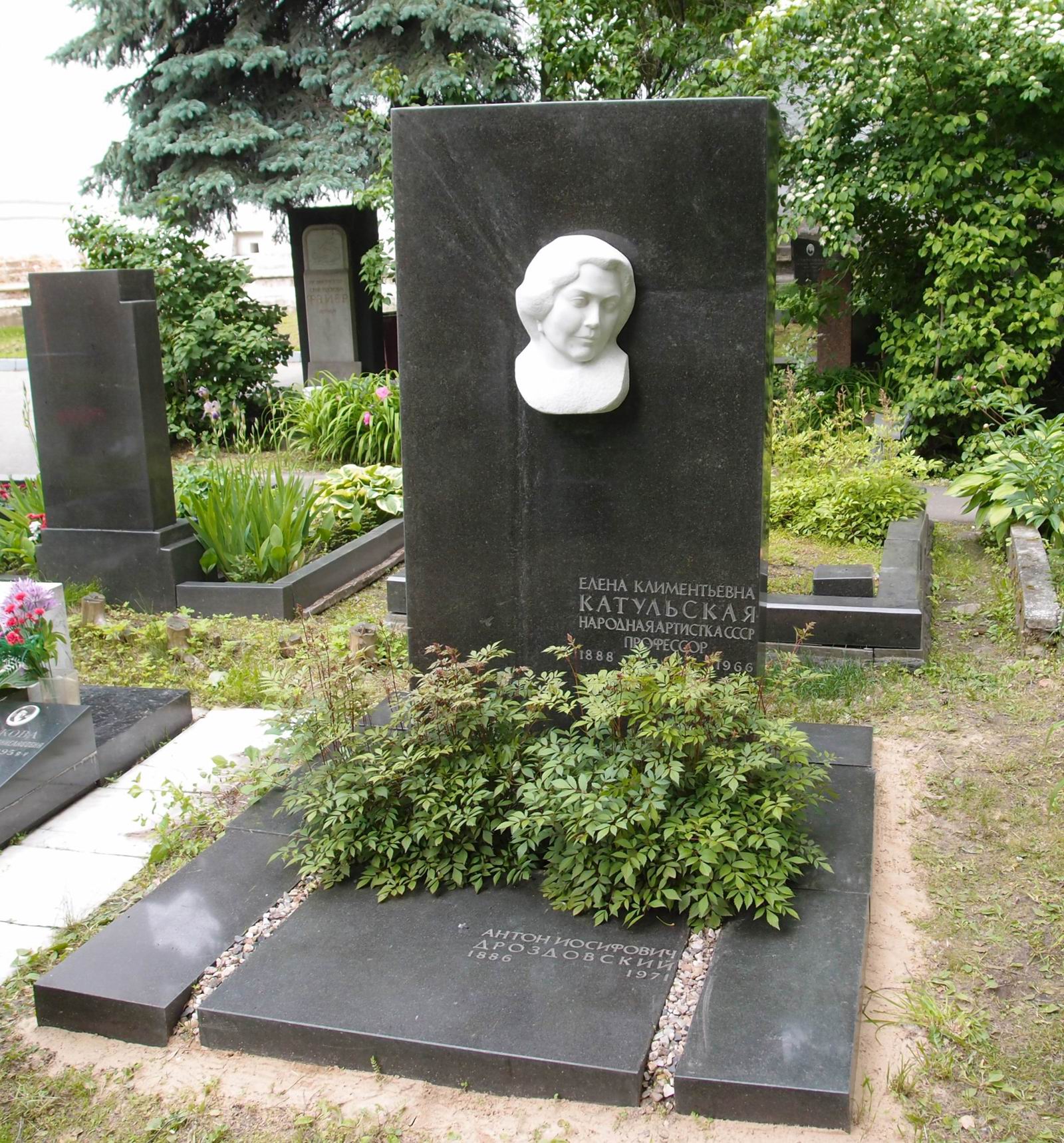 Памятник на могиле Катульской Е.К. (1888–1966), ск. Ю.Чернов, арх. Ю.Гальперин, на Новодевичьем кладбище (3–61–29).