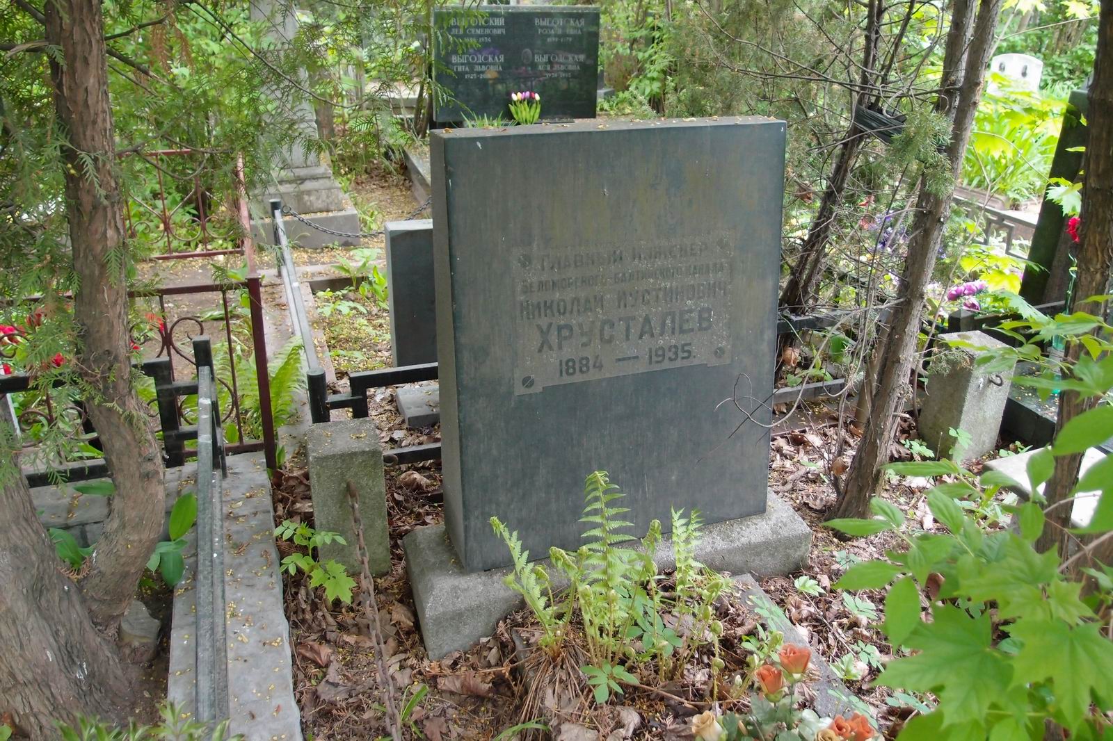 Памятник на могиле Хрусталёва Н.И. (1884–1935), на Новодевичьем кладбище (3–27–10).