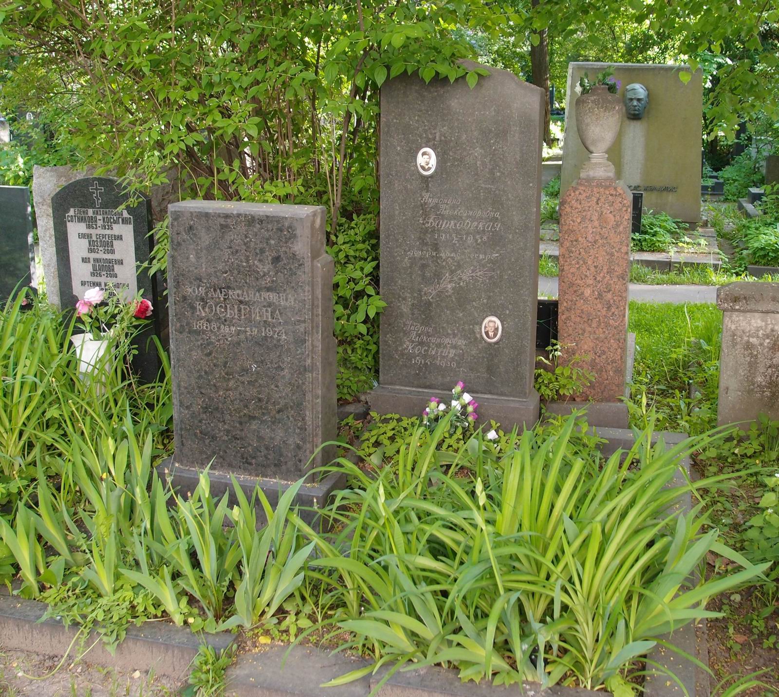 Памятник на могиле Косыгиной З.А. (1888–1974), на Новодевичьем кладбище (3–64–59).