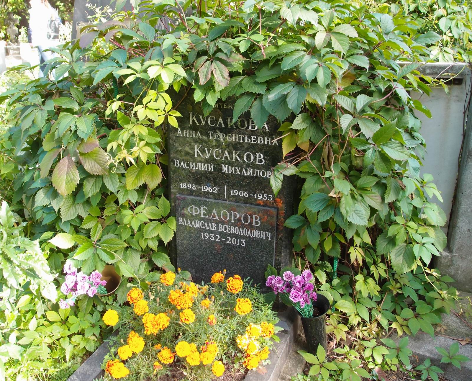 Памятник на могиле Кусакова В.М. (1906–1953), на Новодевичьем кладбище (3–2–3).