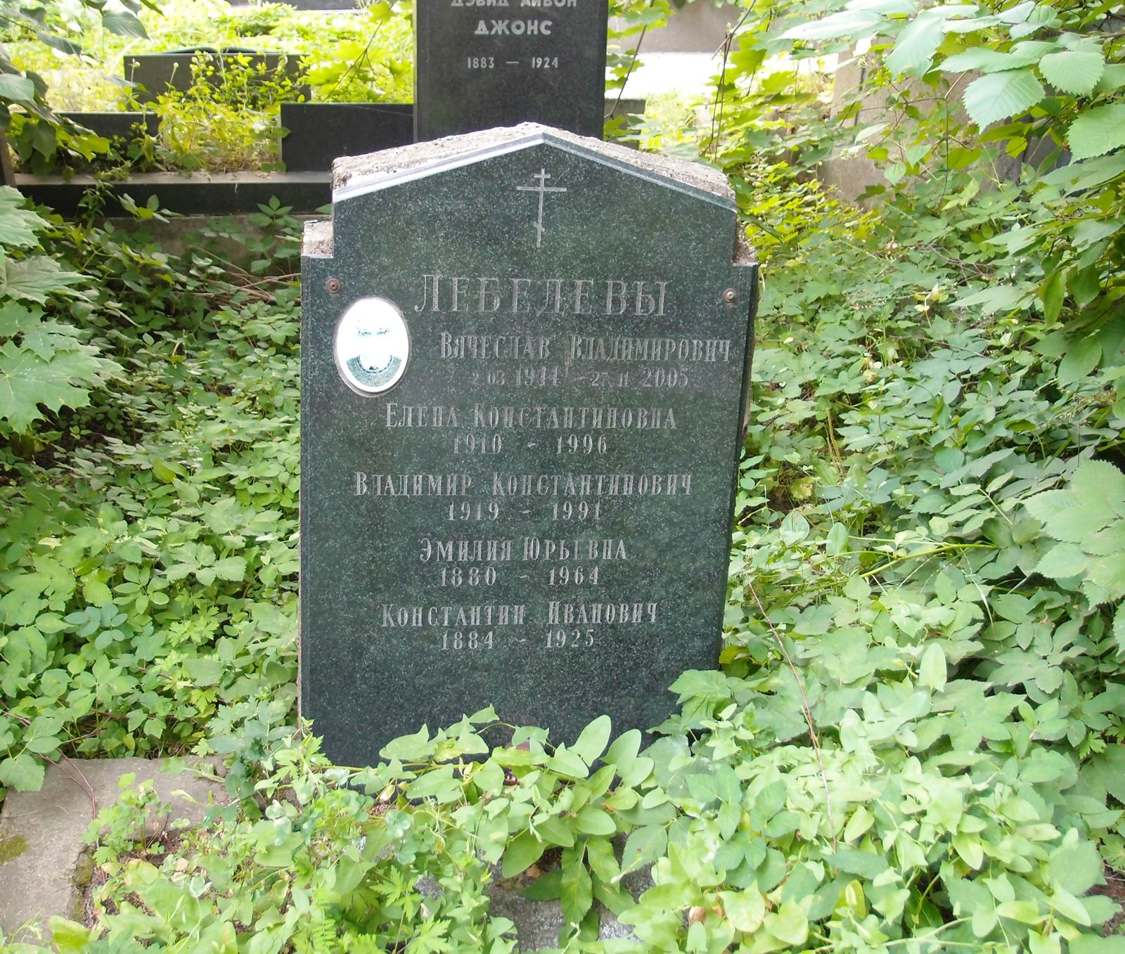 Памятник на могиле Лебедева К.И. (1884–1925), на Новодевичьем кладбище (3–63–32).