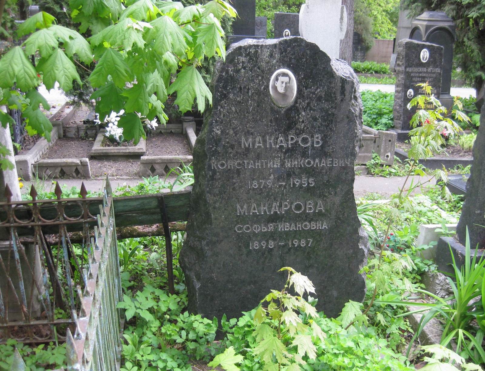 Памятник на могиле Макарова К.Н. (1879–1955), на Новодевичьем кладбище (3–4–11).