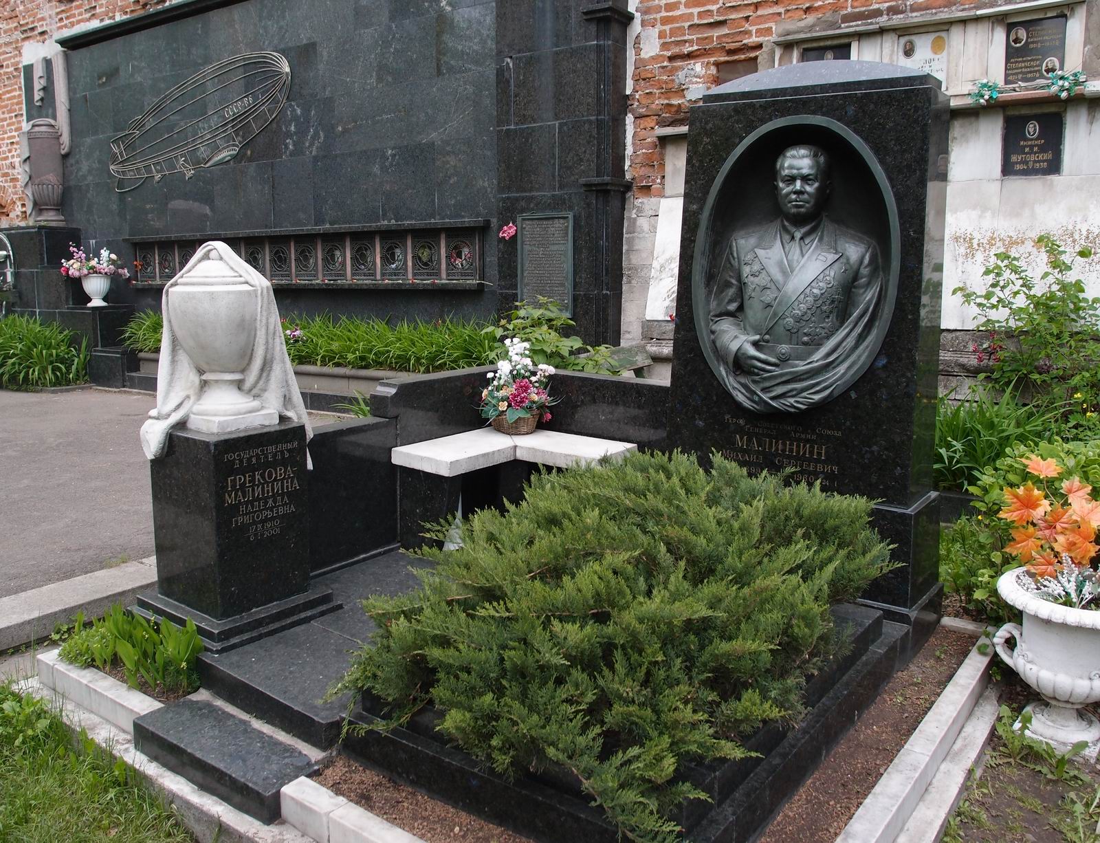 Памятник на могиле Малинина М.С. (1899–1960), ск. Г.Постников, на Новодевичьем кладбище (3–65–4).