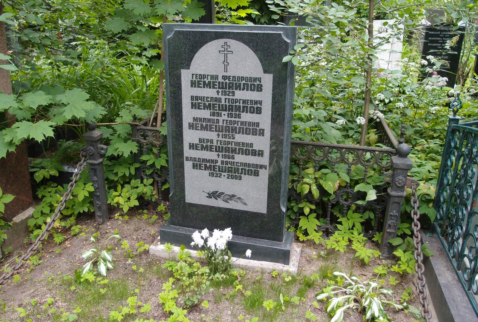 Памятник на могиле Немешайлова Г.Ф. (?–1929), на Новодевичьем кладбище (3–15–9).