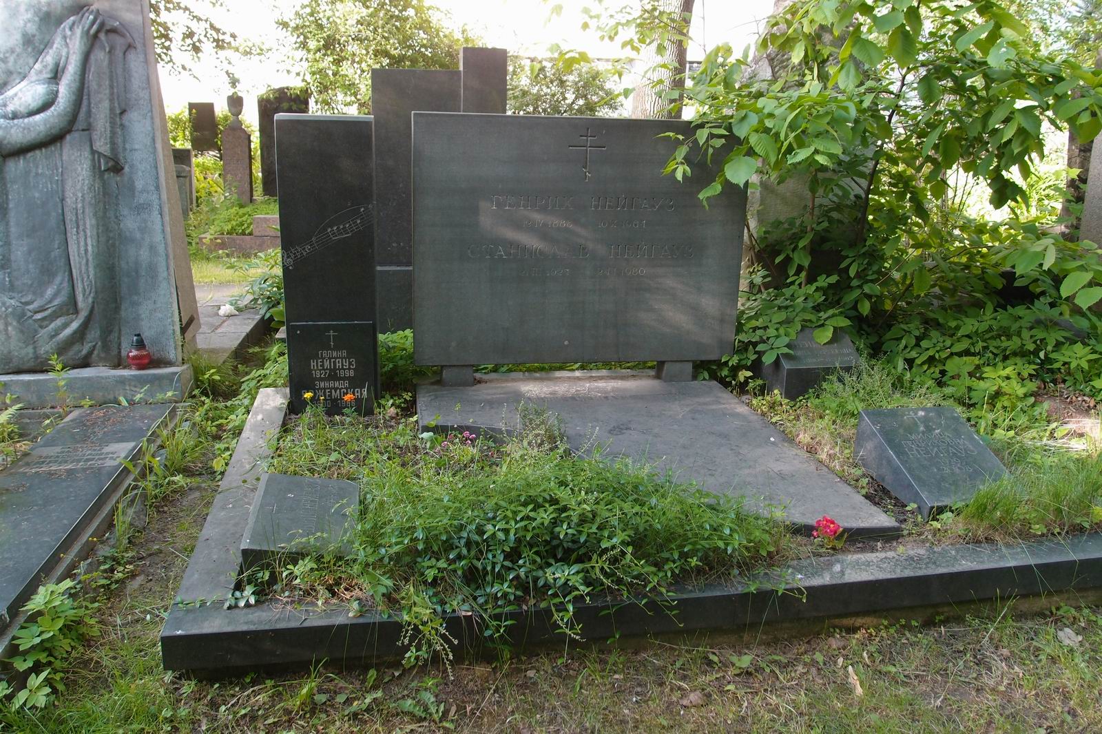 Памятник на могиле Нейгаузов Г.Г. (1888–1964) и С.Г. (1927–1980), ск. П.Шапиро, на Новодевичьем кладбище (3–61–25).