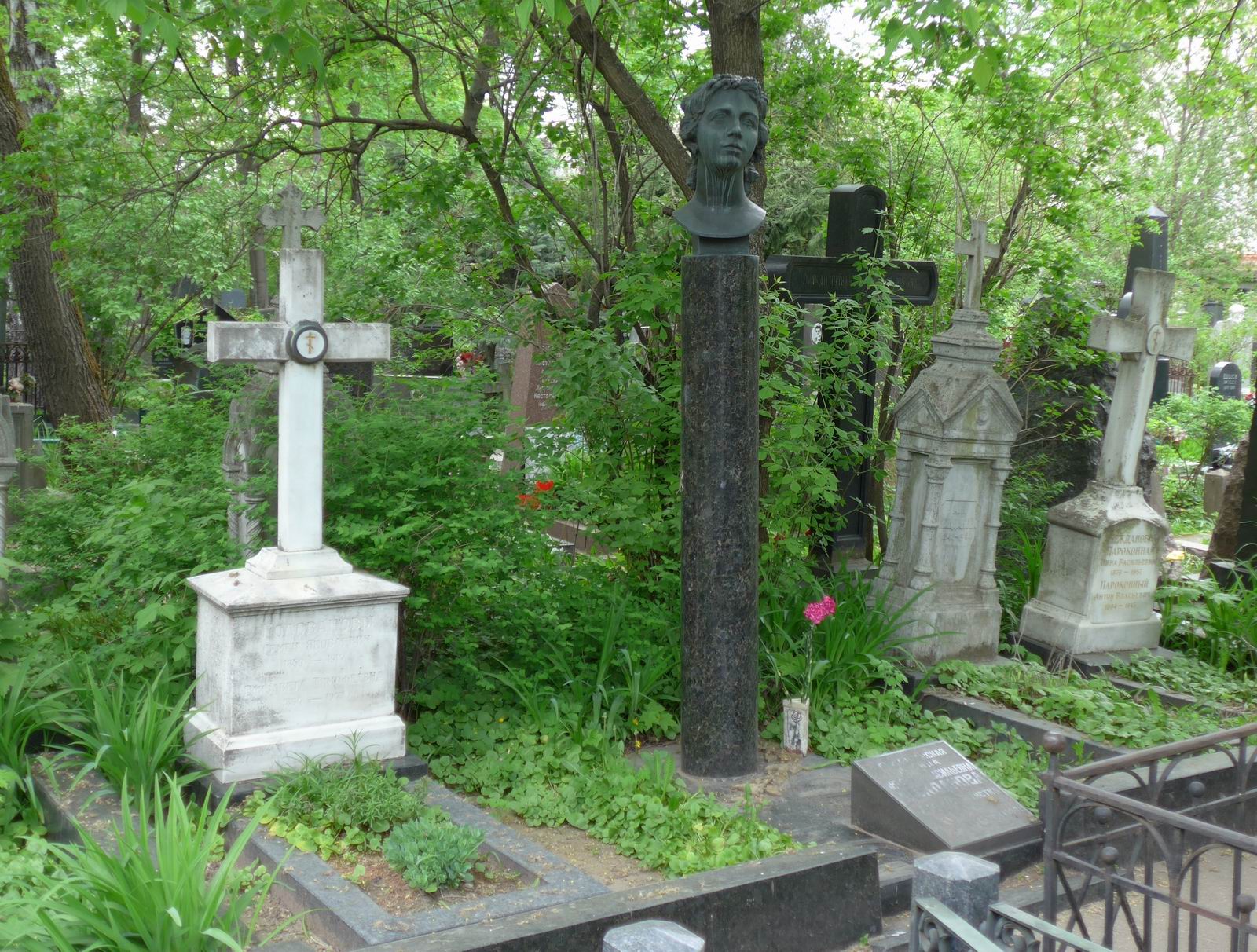 Памятник на могиле Неждановой А.В. (1873–1950), ск. М.Аникушин, арх. Ф.Гепнер, на Новодевичьем кладбище (3–23–2). Нажмите левую кнопку мыши чтобы увидеть фрагмент памятника крупно.
