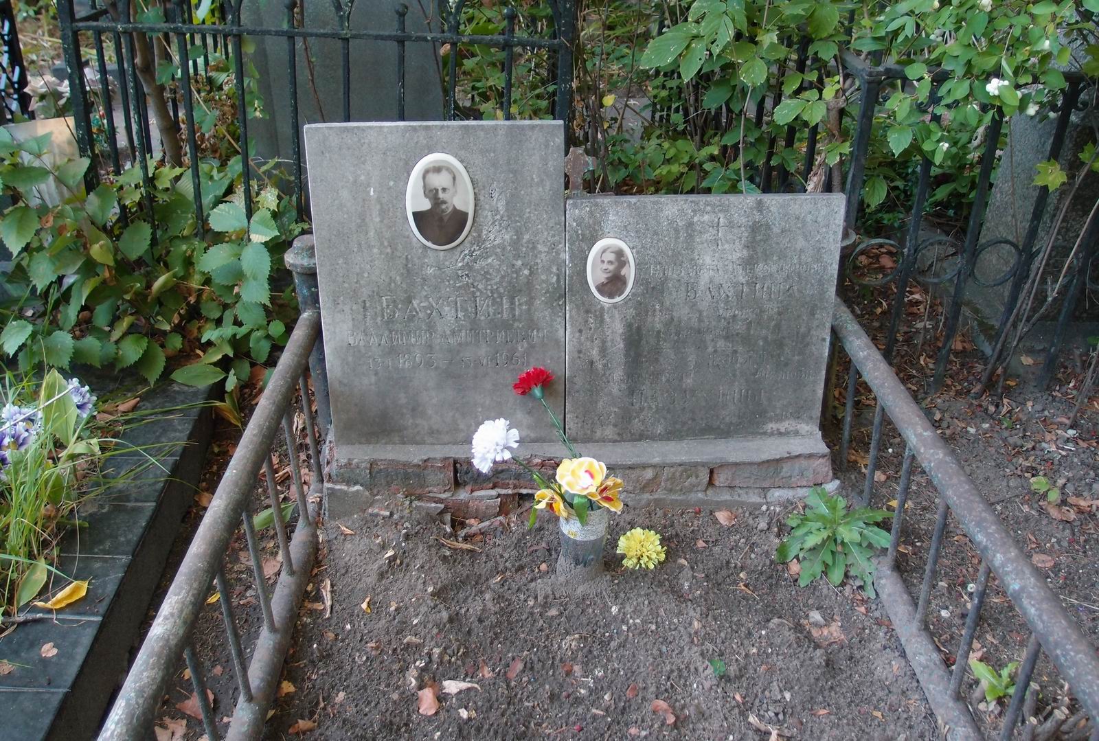 Памятник на могиле Пазухина А.Д. (1844–1918), на Новодевичьем кладбище (3–33–3).
