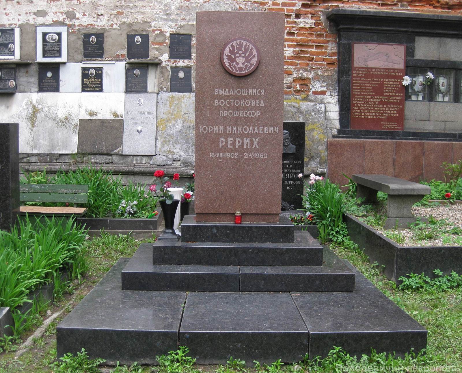 Памятник на могиле Рериха Ю.Н. (1902–1960), арх. И.Француз, эмблема-медальон С.Рериха, на Новодевичьем кладбище (3–65–2).
