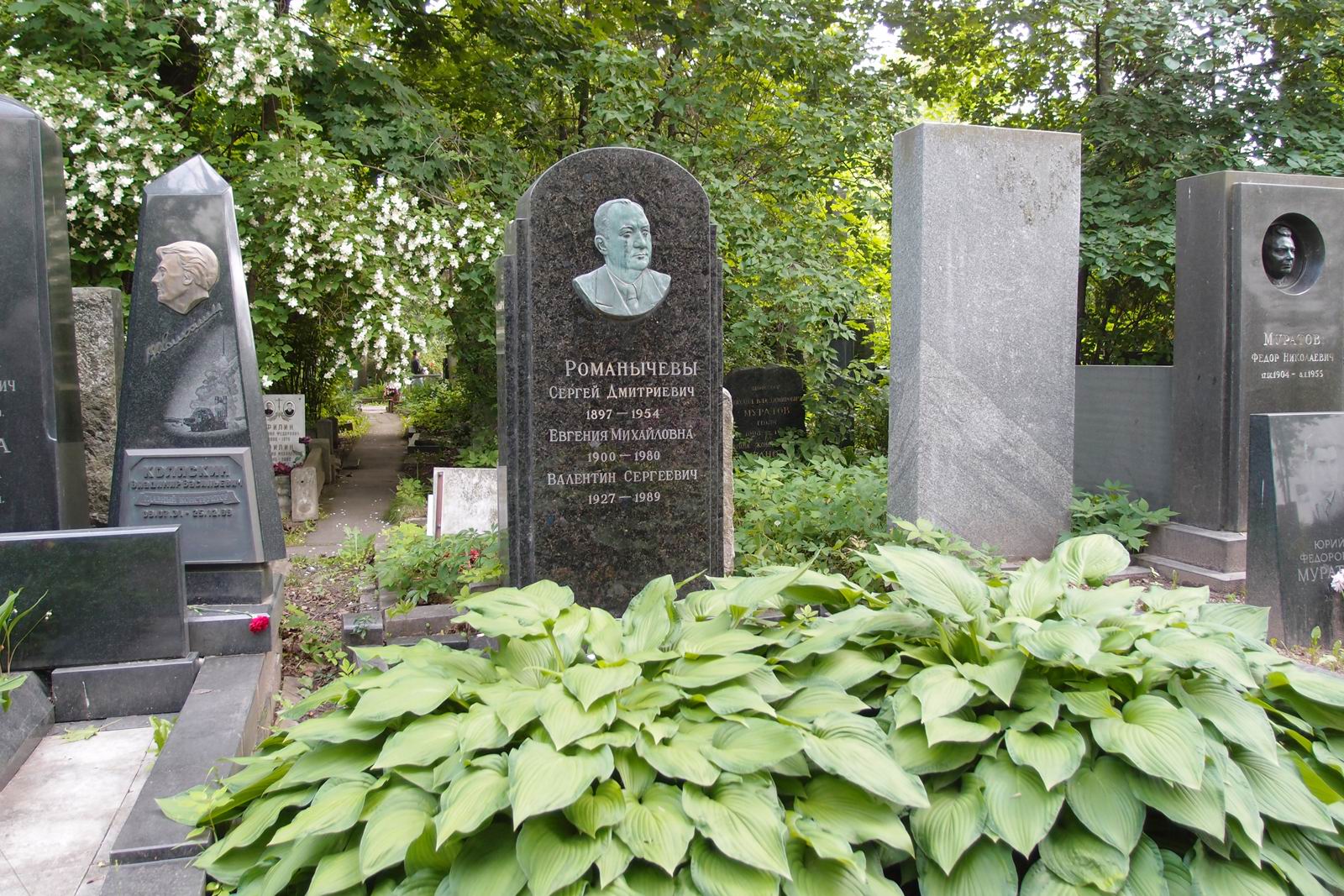 Памятник на могиле Романычева С.Д. (1897–1954), на Новодевичьем кладбище (3–62–38).