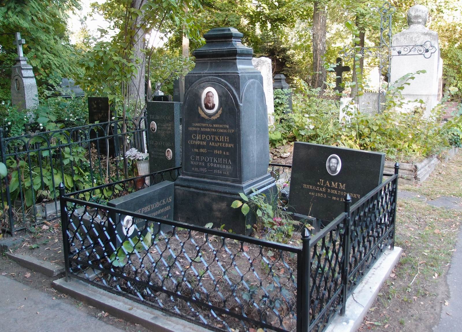 Памятник на могиле Сироткина С.А. (1903–1949), на Новодевичьем кладбище (3–34–1).