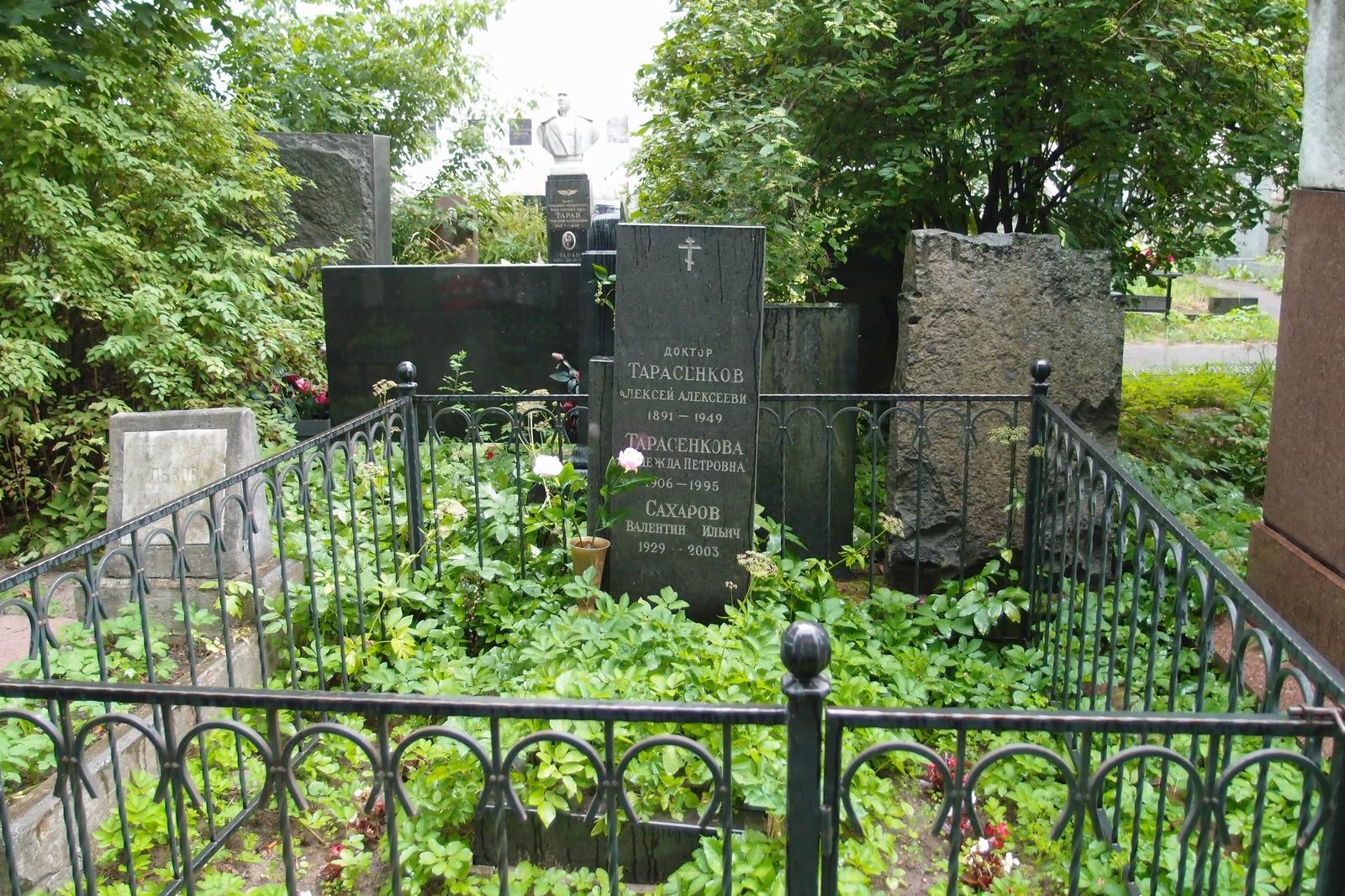 Памятник на могиле Тарасенкова А.А. (1891–1949), на Новодевичьем кладбище (3–63–47).