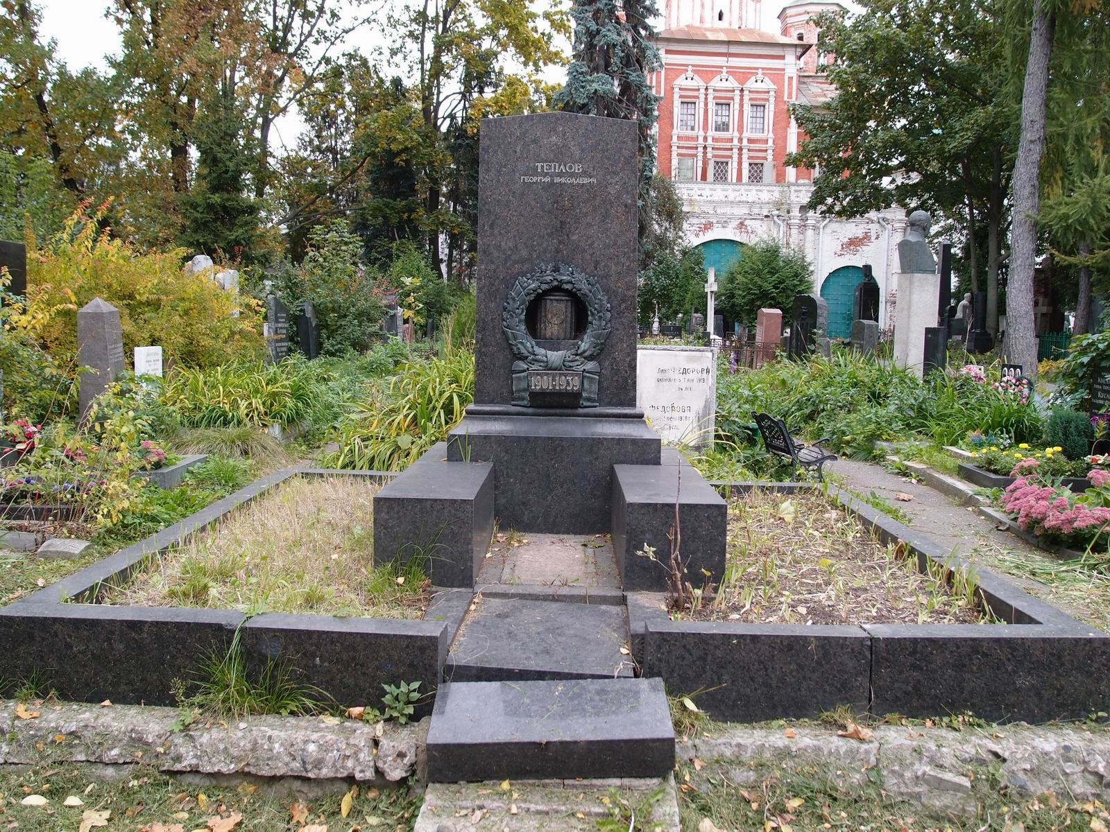 Памятник на могиле Теплова Г.Н. (1901–1939), на Новодевичьем кладбище (3–3–1).