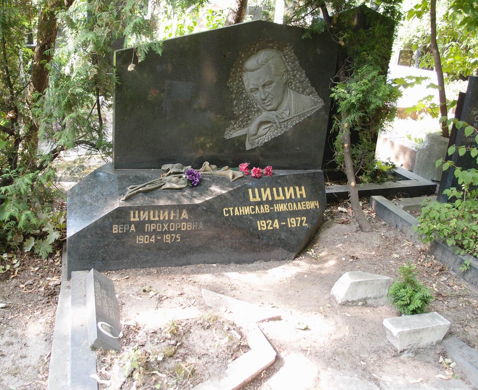 Памятник на могиле Цицина С.Н. (1924–1972), ск. О.Смирнов, на Новодевичьем кладбище (3–41–10).