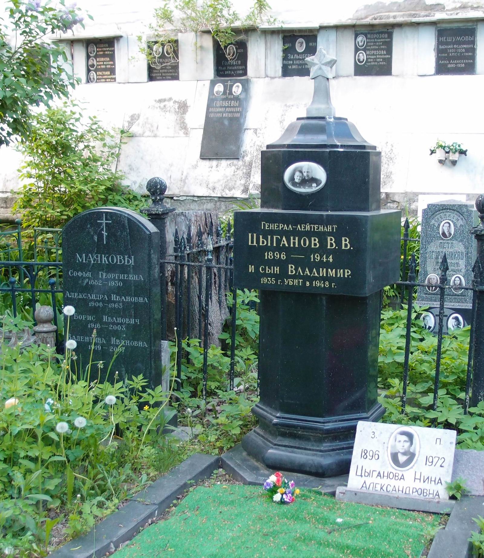 Памятник на могиле Цыганова В.В. (1896–1944), на Новодевичьем кладбище (3–65–25).