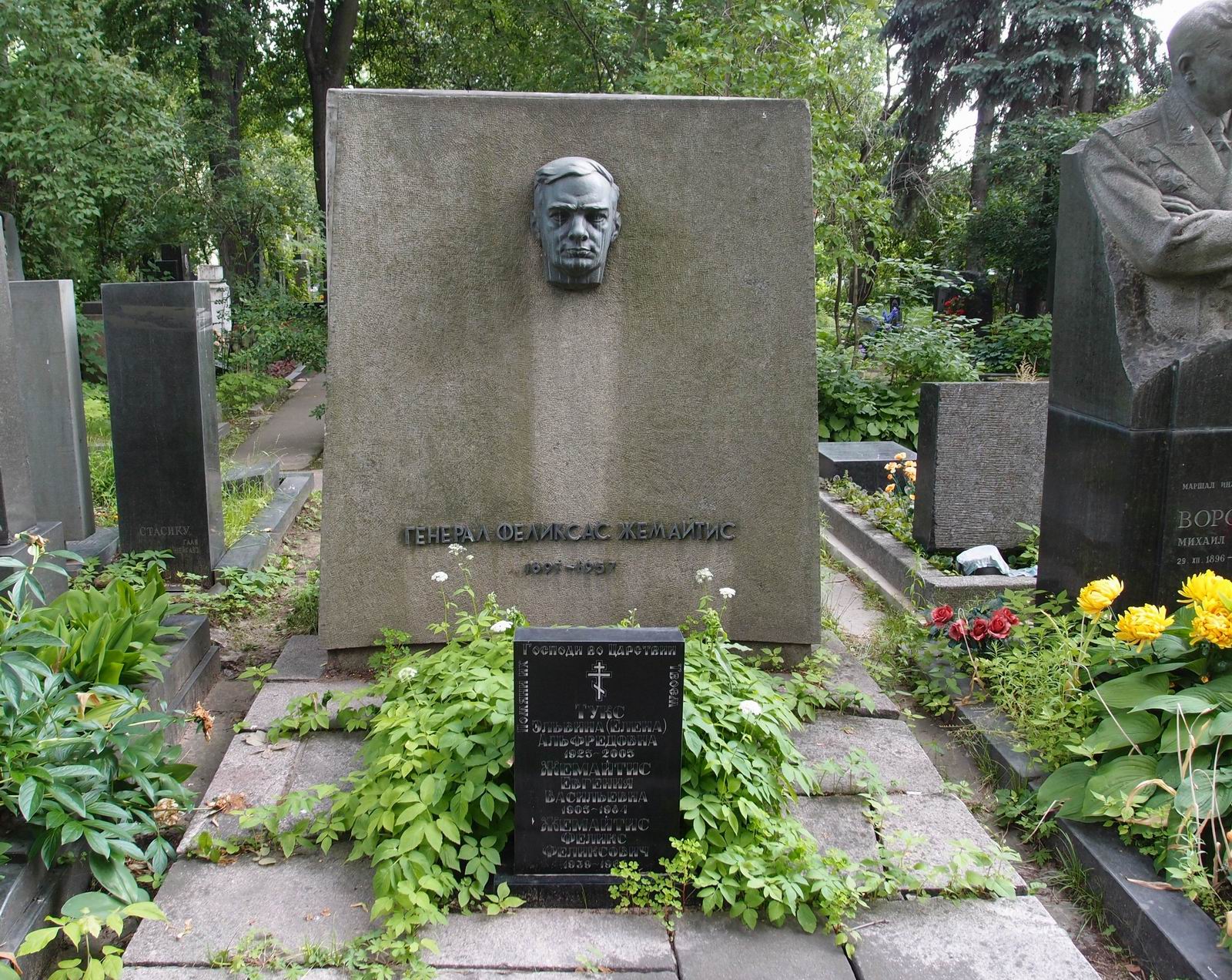 Памятник на могиле Жемайтиса Ф.Р. (1897–1957), ск. Б.Вишняускас, арх. А. и В. Насвитис, на Новодевичьем кладбище (3–62–52).