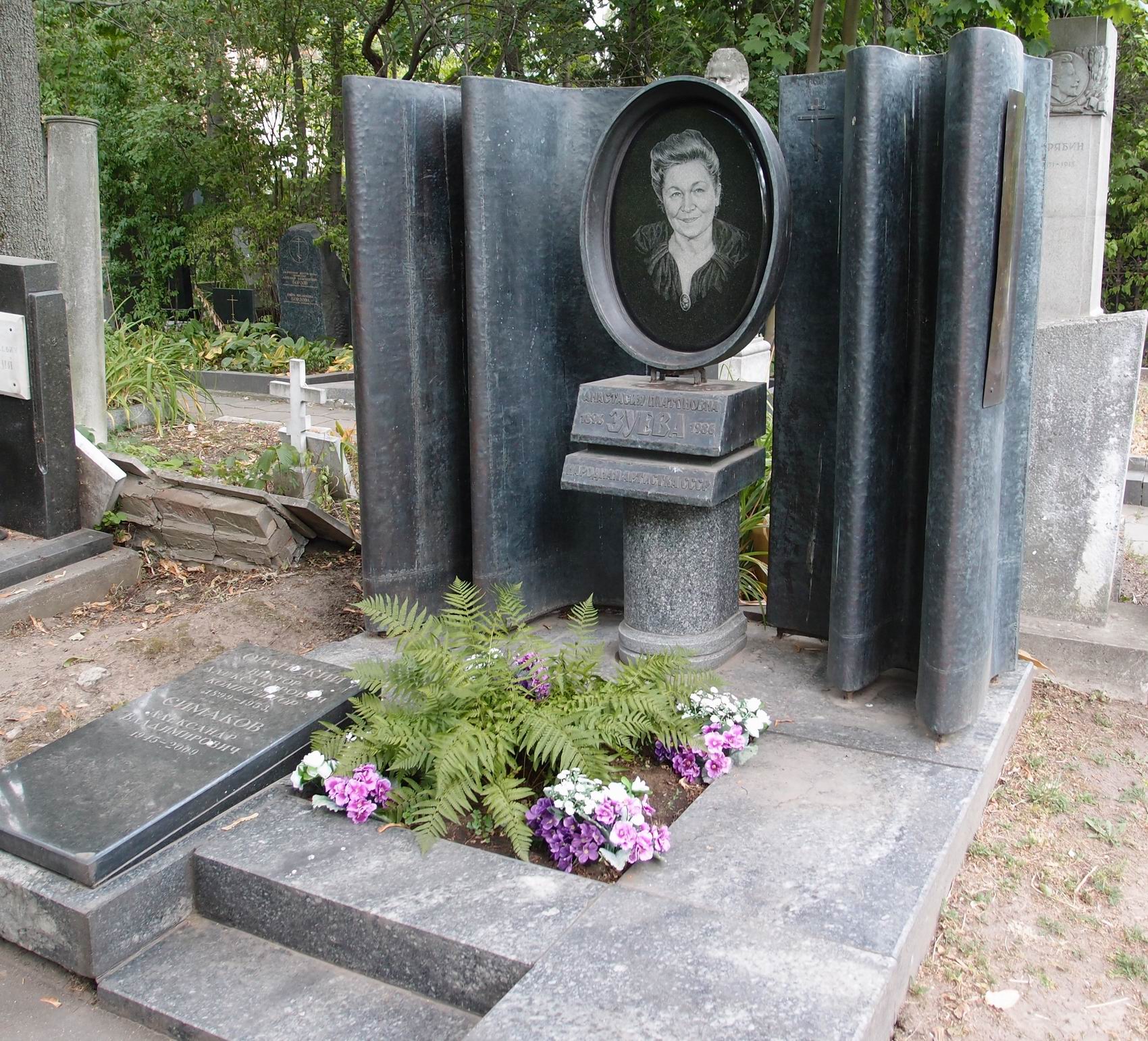 Памятник на могиле Зуевой А.П. (1896–1986), арх. Н.Миловидов, на Новодевичьем кладбище (3–42–1). Нажмите левую кнопку мыши чтобы увидеть фрагмент памятника.