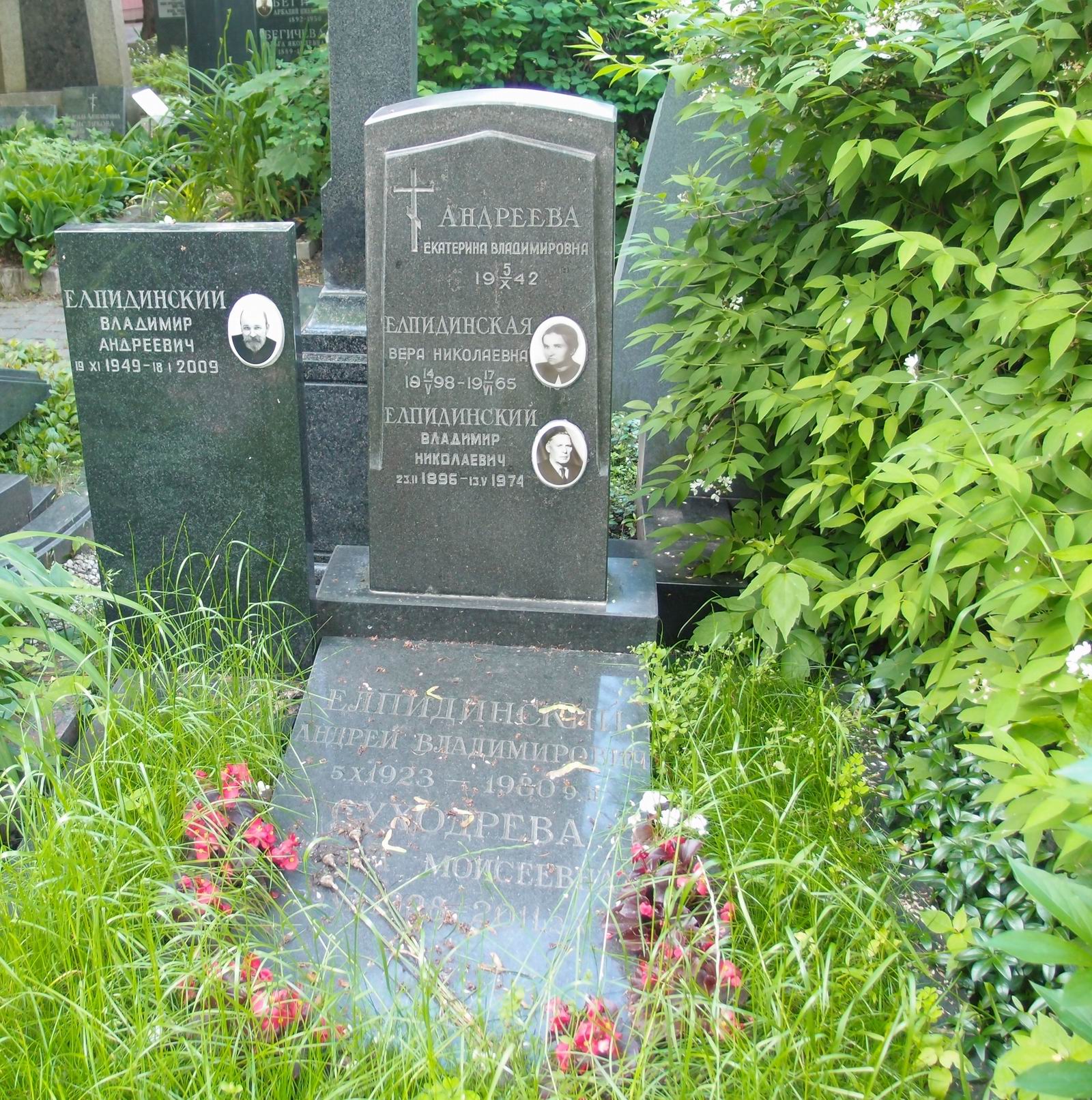 Памятник на могиле Андреевой Е.В. (?–1942), на Новодевичьем кладбище (4–54–21).