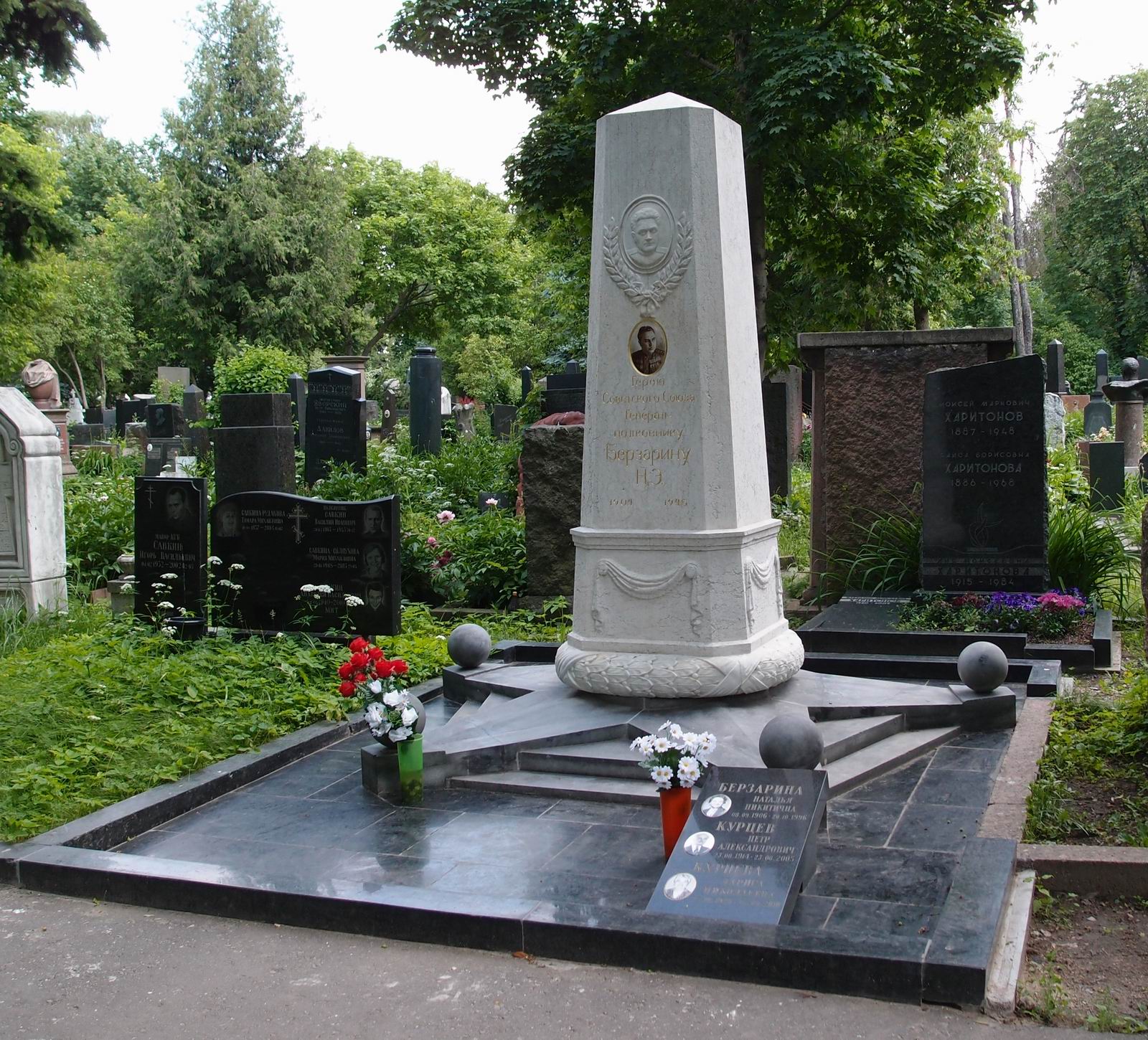 Памятник на могиле Берзарина Н.Э. (1904–1945), на Новодевичьем кладбище (4–17–16).