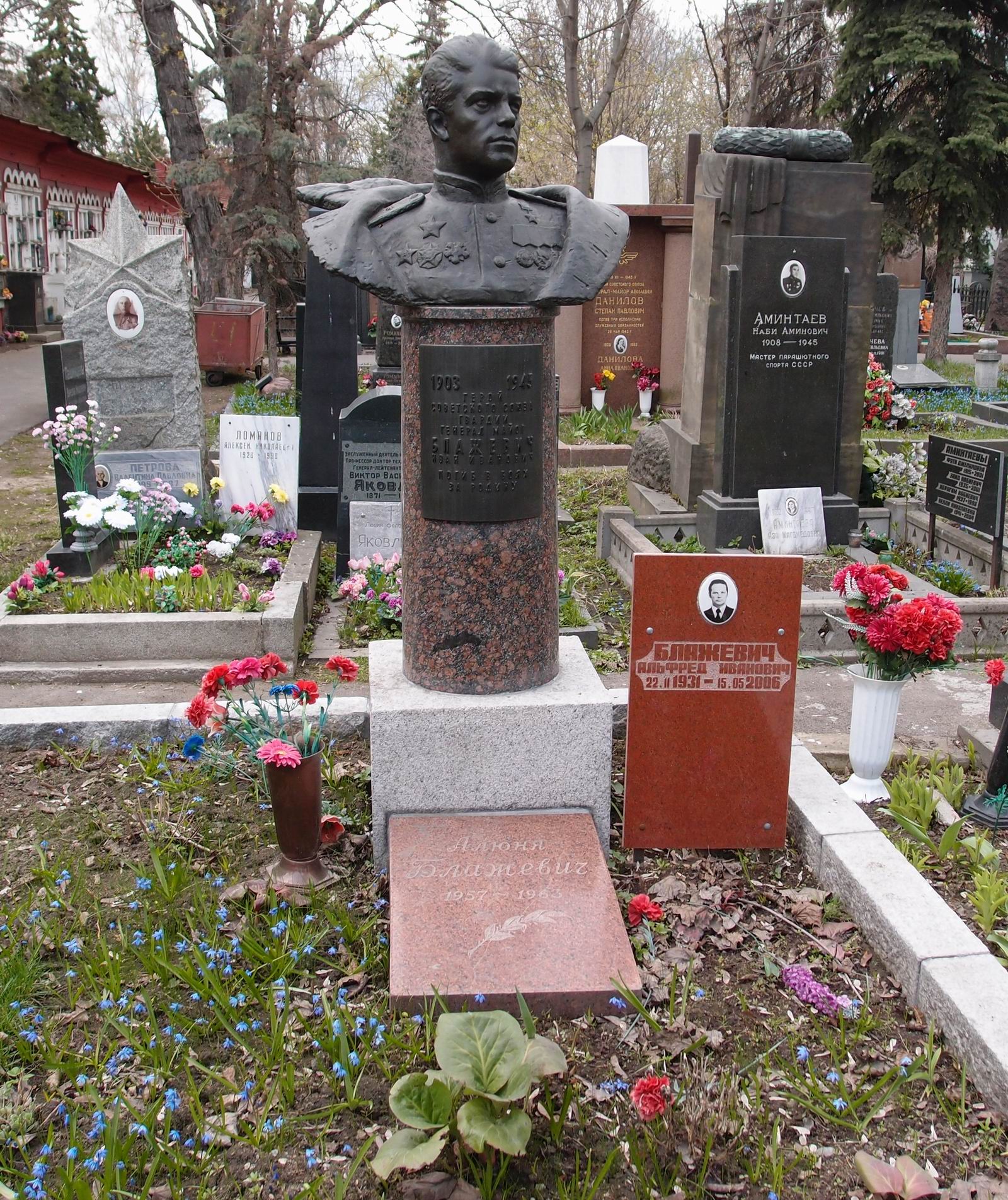 Памятник на могиле Блажевича И.И. (1903–1945), ск. Б.Лоренцов, на Новодевичьем кладбище (4–11–19).
