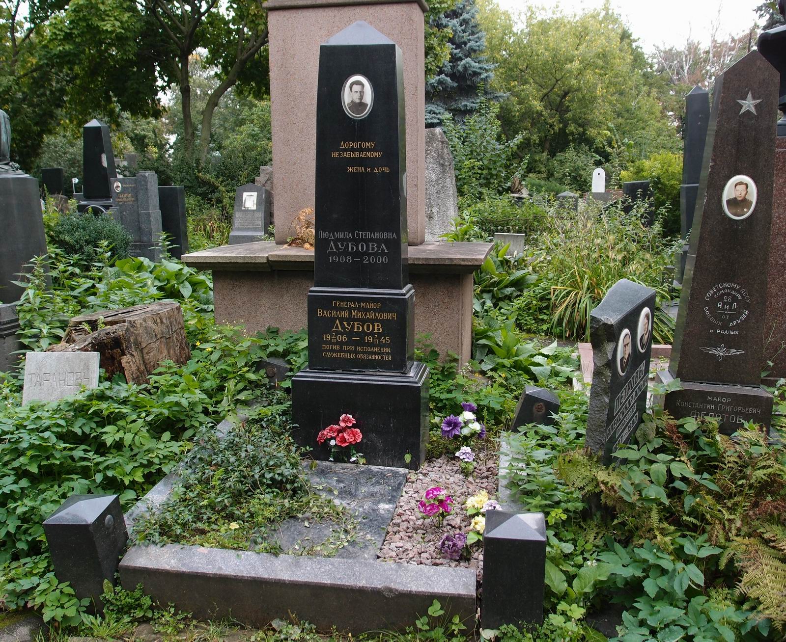 Памятник на могиле Дубова В.М. (1906–1945), на Новодевичьем кладбище (4–8–10).