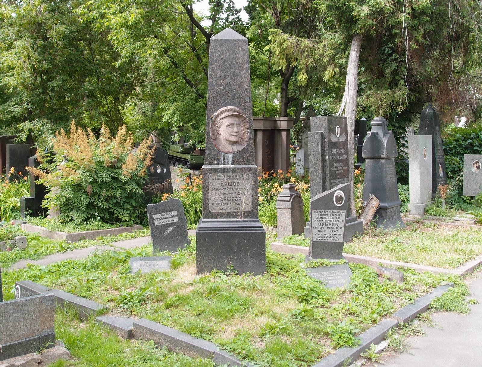 Памятник на могиле Ершова В.А. (1906–1943), ск. С.Меркуров, на Новодевичьем кладбище (4–3–19).