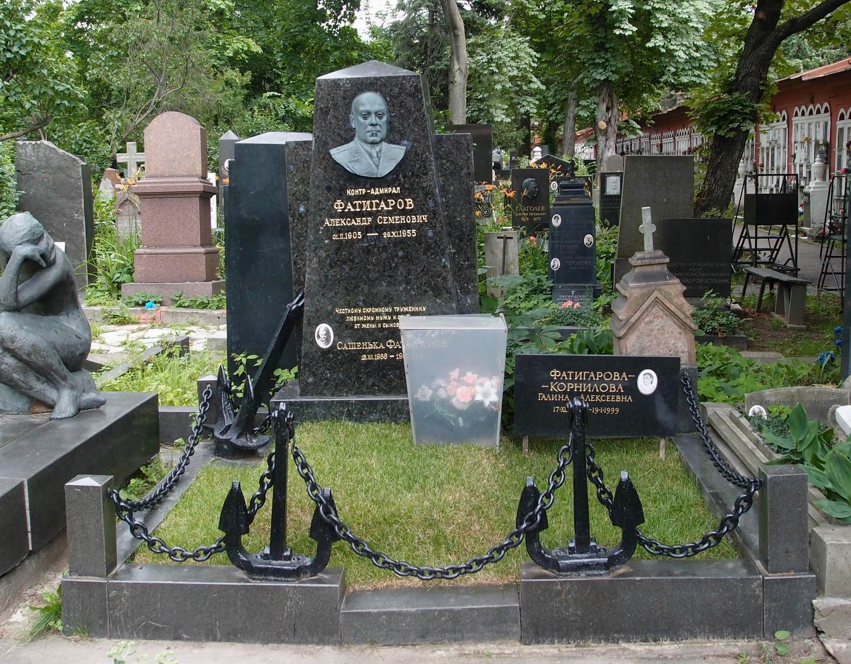 Памятник на могиле Фатигарова А.С. (1905–1955), ск. Г.Рухадзе, на Новодевичьем кладбище (4–59–22).