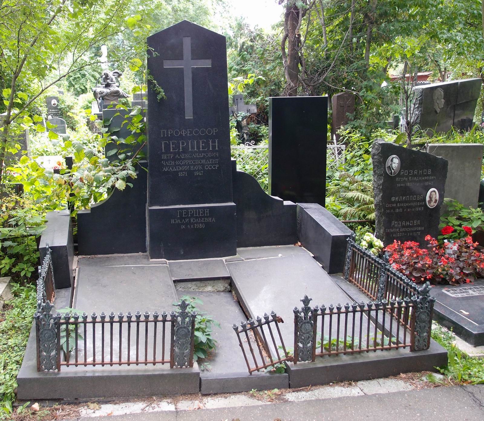 Памятник на могиле Герцена П.А. (1871–1947), арх. В.Калинин, на Новодевичьем кладбище (4–41–4).