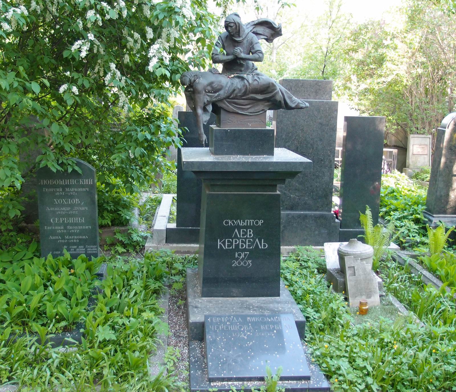 Памятник на могиле Кербеля Л.Е. (1917–2003), по скульптуре Л.Кербеля «Плачущая мать», на Новодевичьем кладбище (4–37–4).