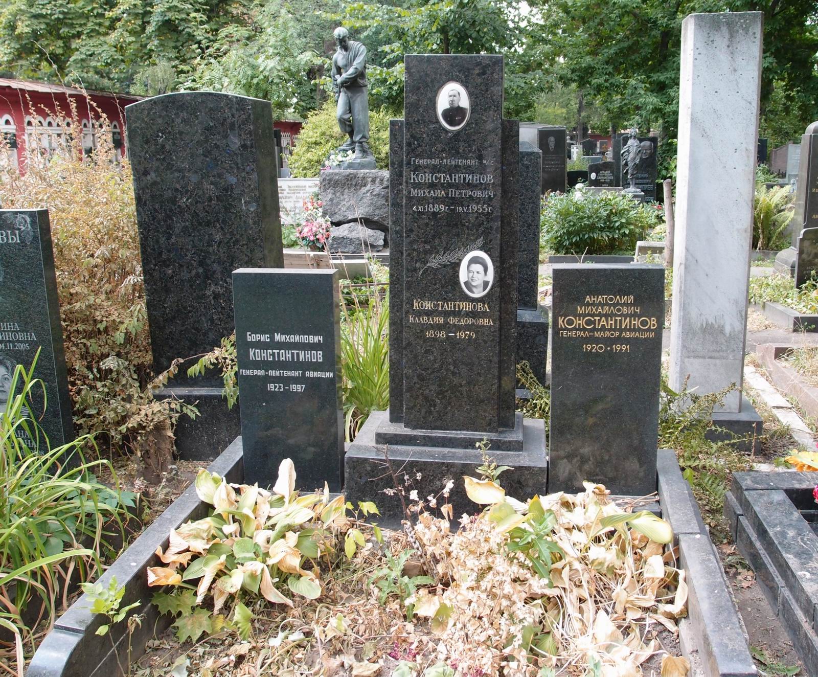 Памятник на могиле Константиновых М.П. (1889–1955) и Б.М. (1923–1997), на Новодевичьем кладбище (4–28–17).