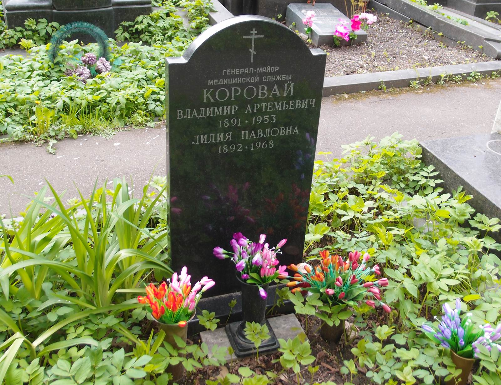 Памятник на могиле Коровая В.А. (1891–1953), на Новодевичьем кладбище (4–22–18).