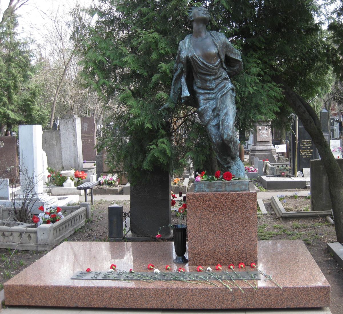 Памятник на могиле Космодемьянской З.А. (1923–1941), ск. О.Комов, арх. Н.Комова, на Новодевичьем кладбище (4–17–11).