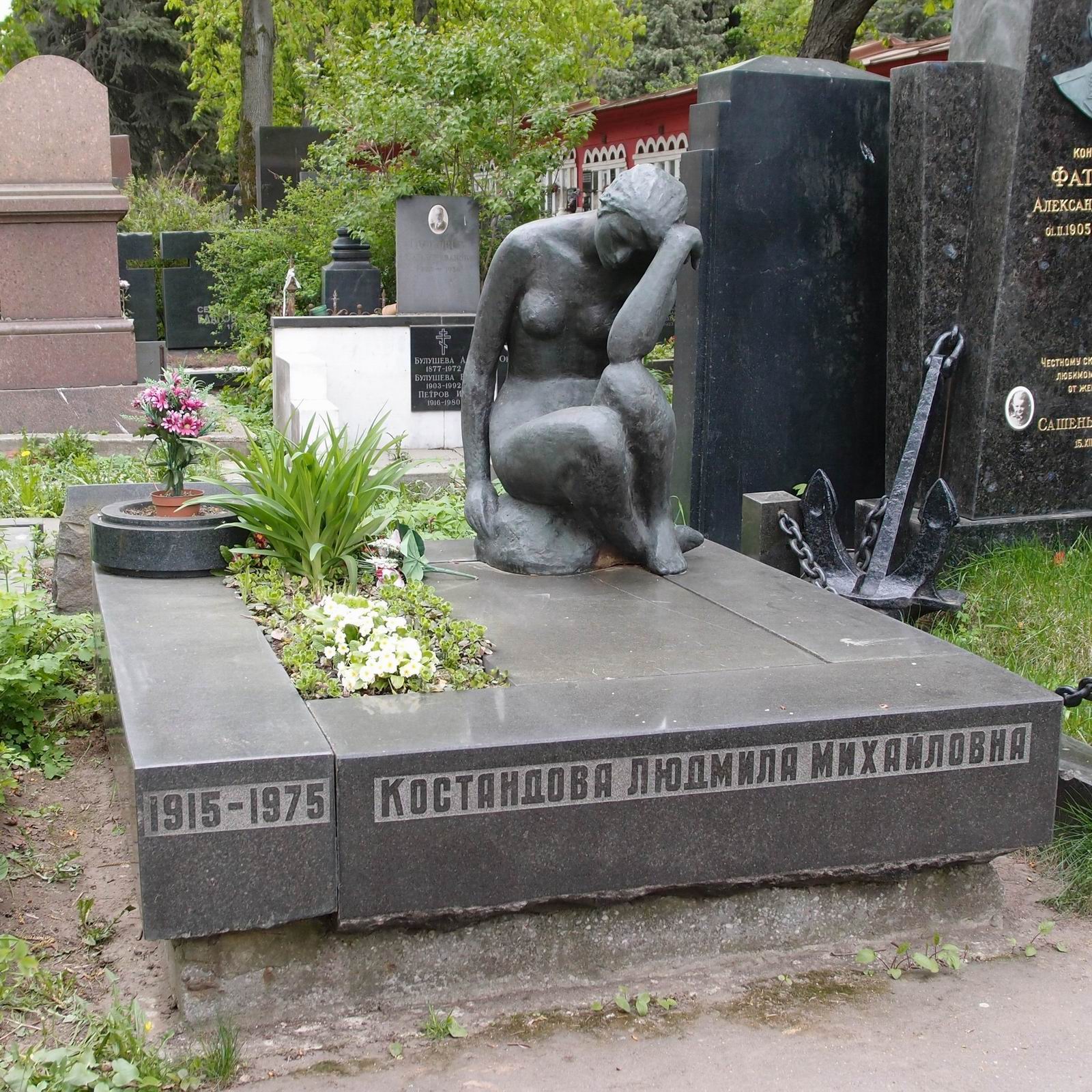 Памятник на могиле Костандовой Л.М. (1915–1975), ск. А.Хижняк, на Новодевичьем кладбище (4–59–21).