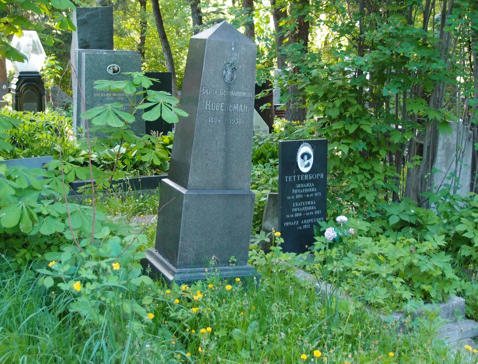 Памятник на могиле Ковельман Б.В. (1884–1938), арх. Ю.Воскресенский, на Новодевичьем кладбище (4–36–27).