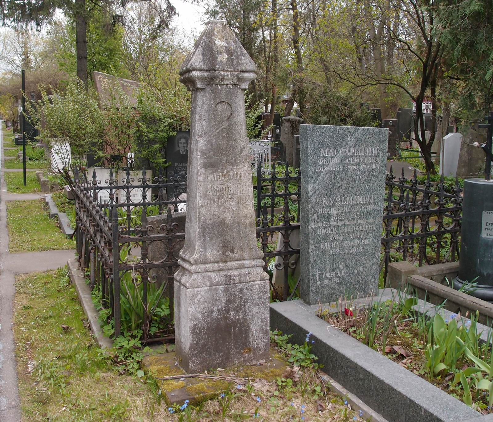 Памятник на могиле Масловского М.И. (1834–1912), на Новодевичьем кладбище (4–47–1).