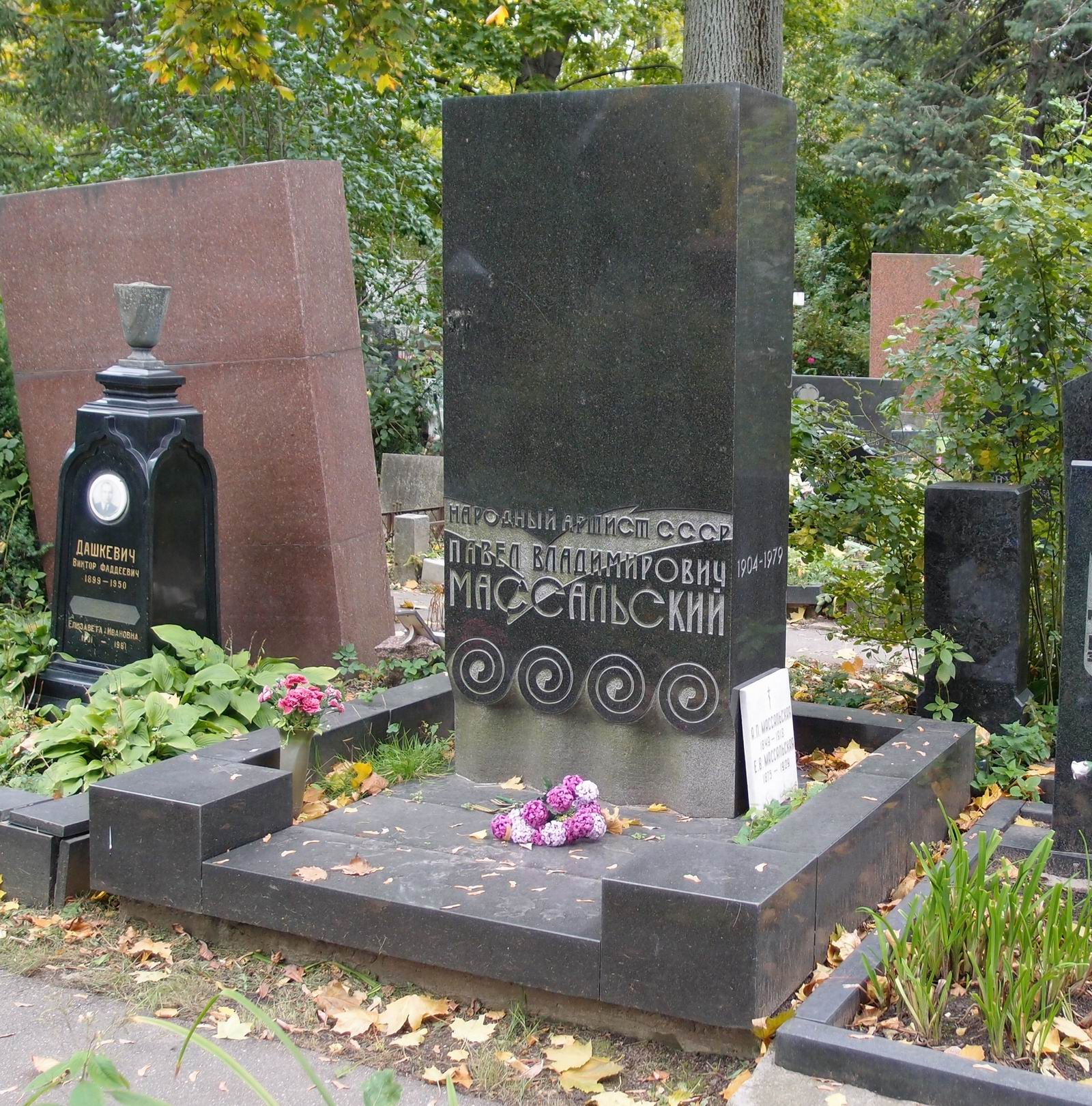 Памятник на могиле Массальского П.В. (1904–1979), арх. В.Степанов, на Новодевичьем кладбище (4–53–22).