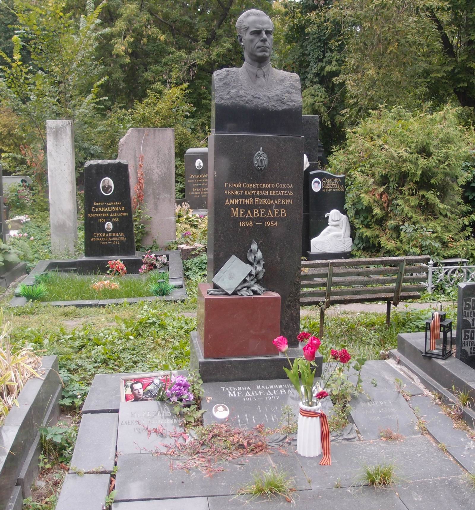 Памятник на могиле Медведева Д.Н. (1898–1954), ск. П.Бондаренко, на Новодевичьем кладбище (4–26–13).