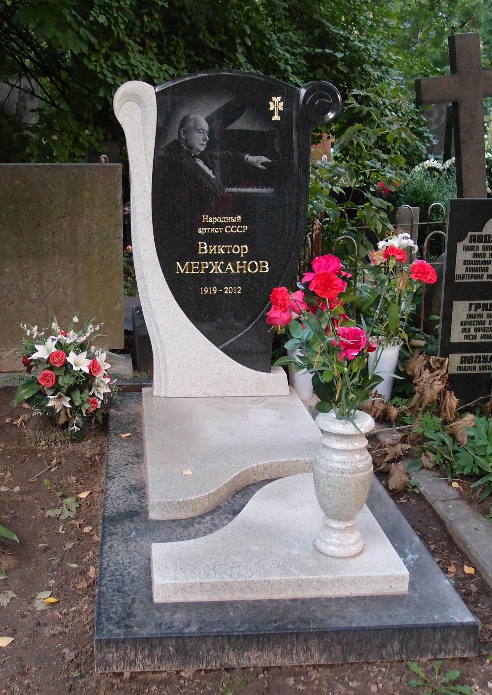 Памятник на могиле Мержанова В.К. (1919–2012), на Новодевичьем кладбище (4–57–9).