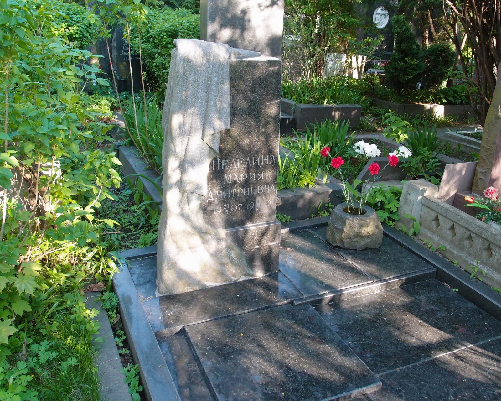 Памятник на могиле Неделиной М.Д. (1907–1980), на Новодевичьем кладбище (4–55–2).