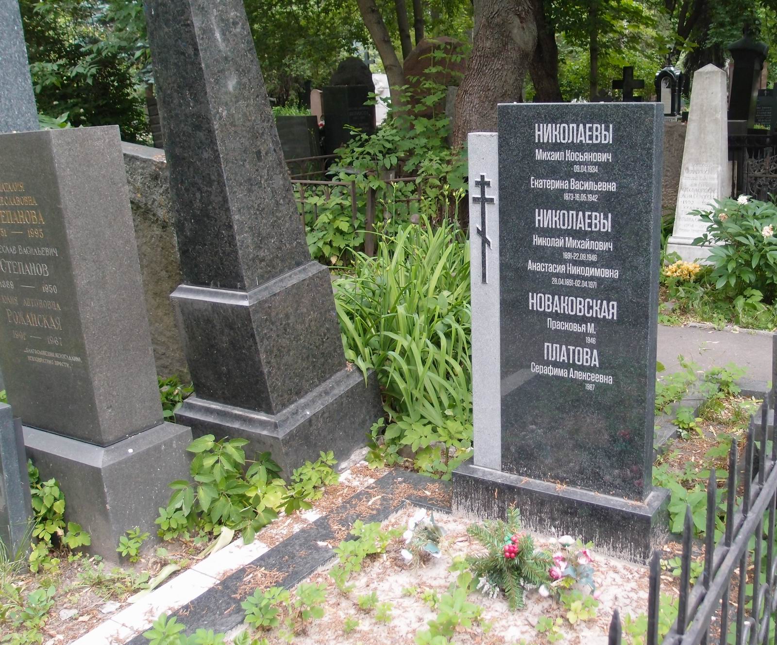 Памятник на могиле Николаева Н.М. (1891–1946), на Новодевичьем кладбище (4–23–9).