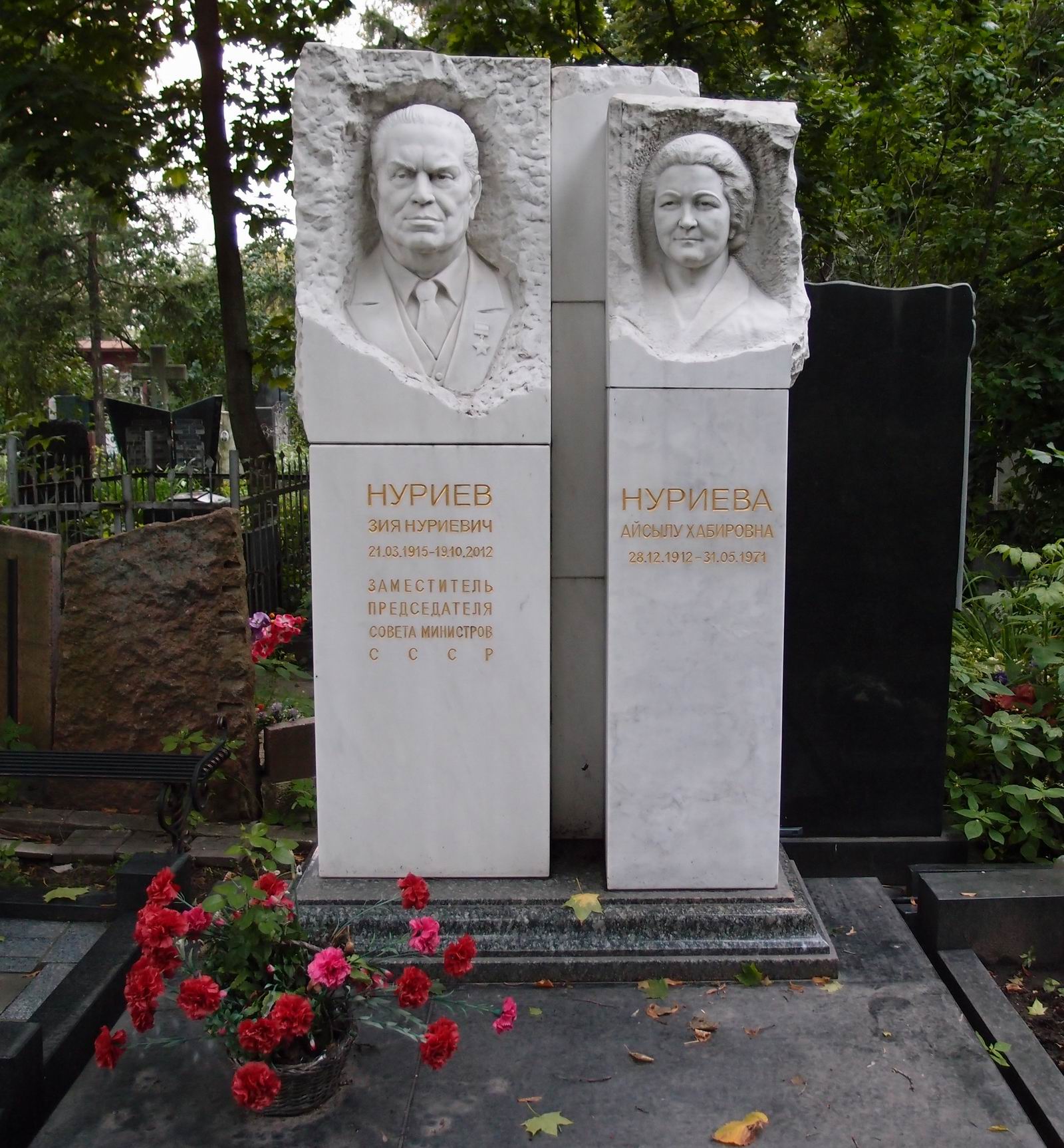 Памятник на могиле Нуриева З.Н. (1915–2012), под руководством ск. С.Щербакова, на Новодевичьем кладбище (4–44–12).