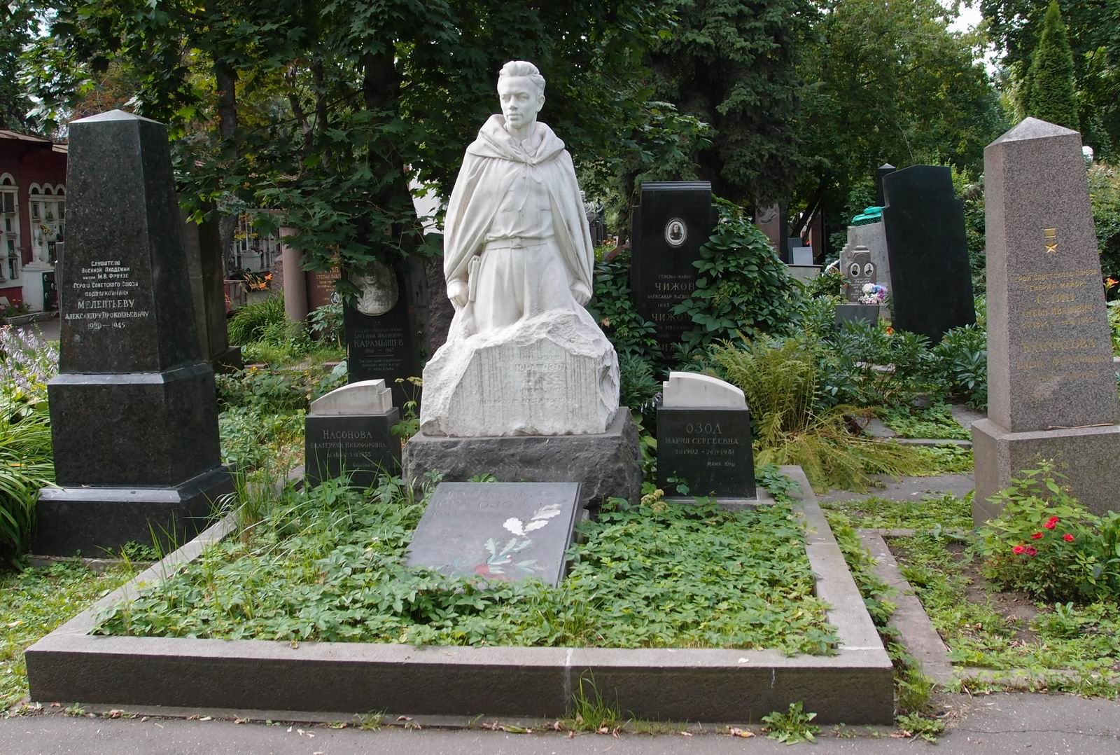 Памятник на могиле Озола Ю.К. (1923–1942), ск. И.Рабинович, на Новодевичьем кладбище (4–11–16).