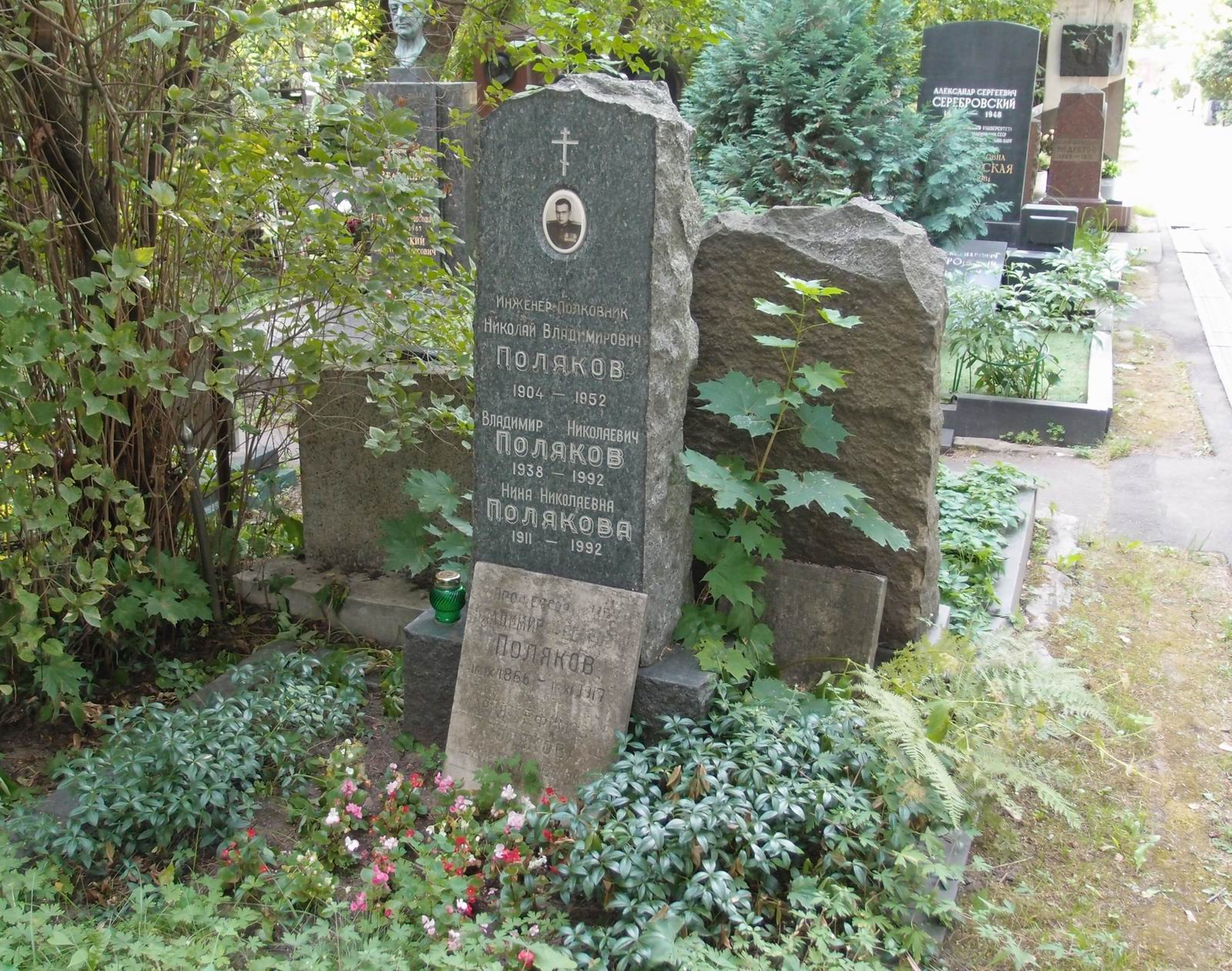 Памятник на могиле Полякова В.Ф. (1866–1971), на Новодевичьем кладбище (4–13–1).
