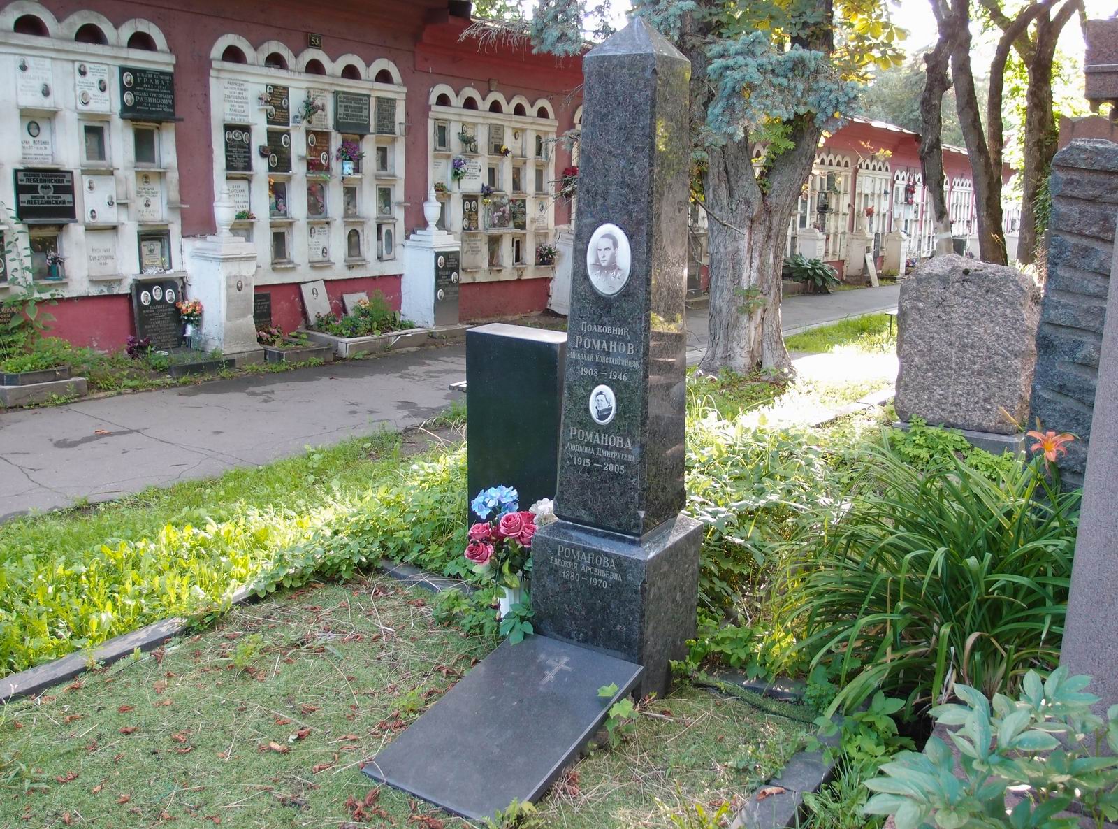 Памятник на могиле Романова Н.К. (1908–1946), на Новодевичьем кладбище (4–15–18).