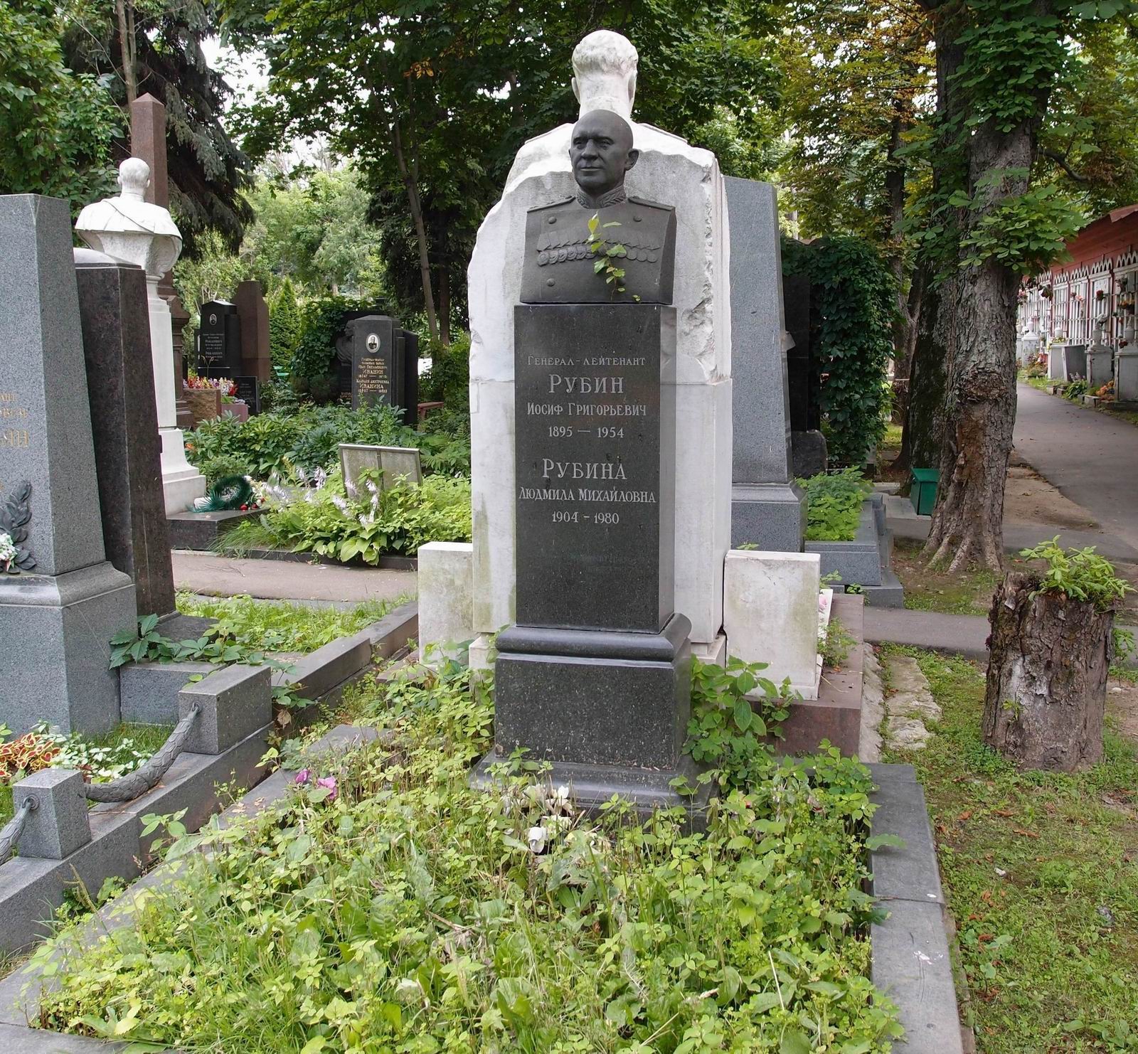 Памятник на могиле Рубина И.Г. (1895–1954), ск. А.Елецкий, на Новодевичьем кладбище (4–25–22).