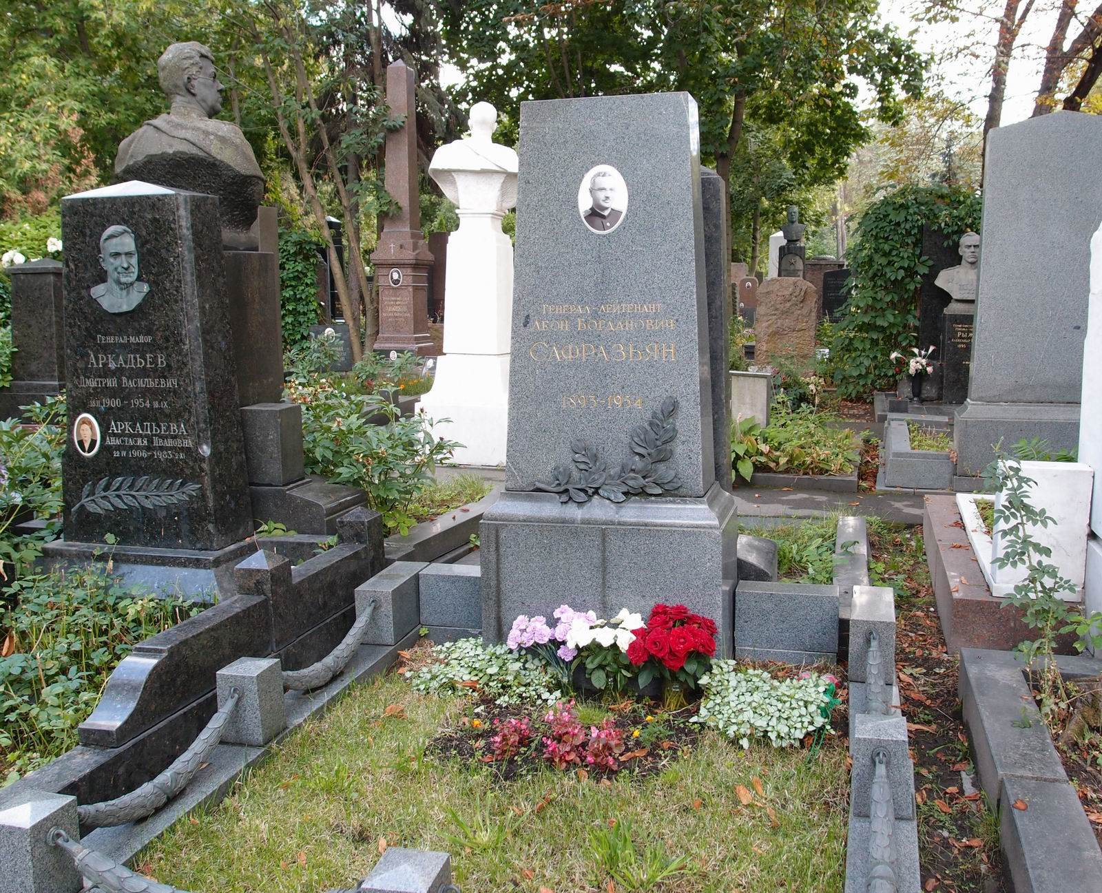 Памятник на могиле Сафразьяна Л.Б. (1893–1954), на Новодевичьем кладбище (4–25–21).